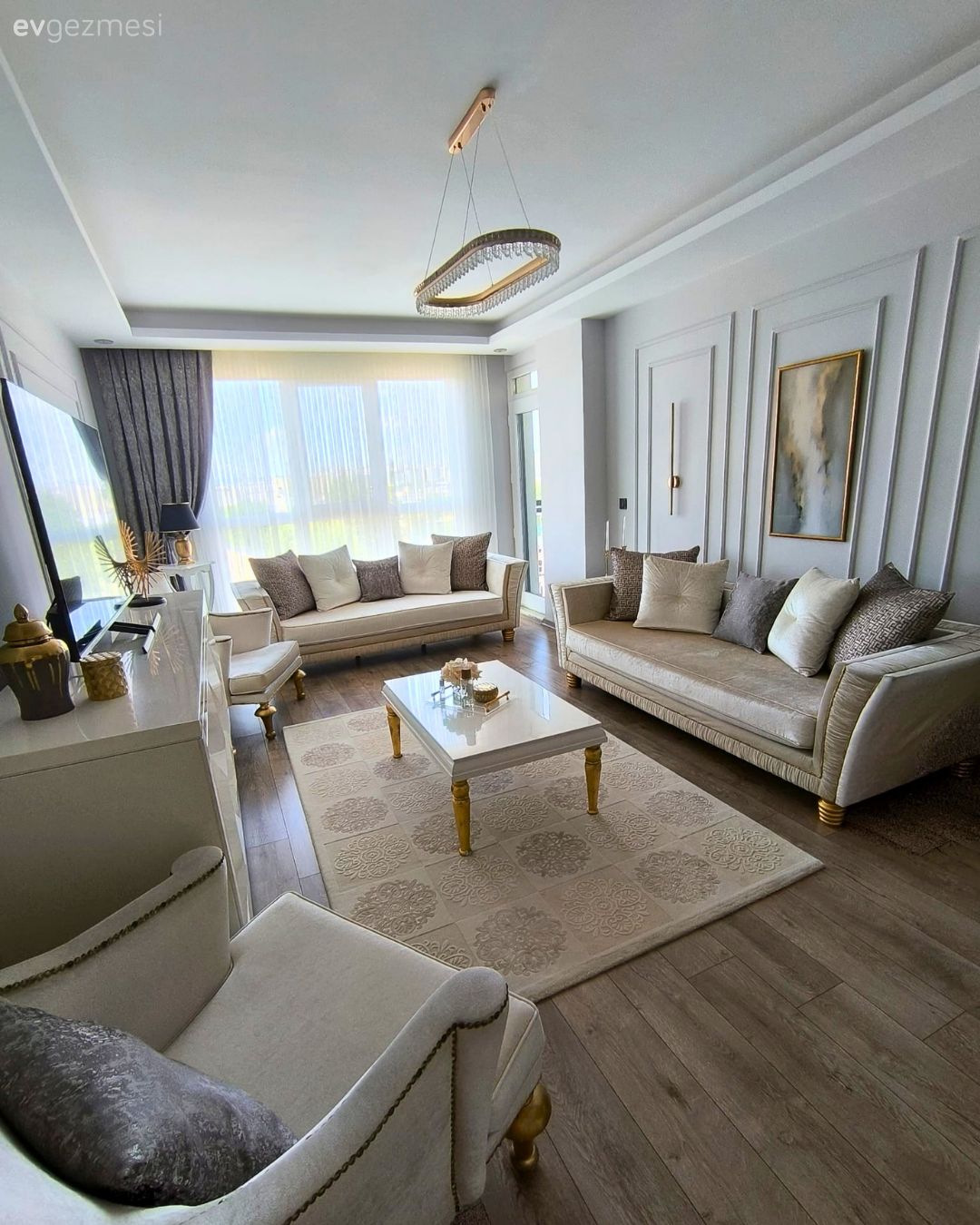 Salon, Klasik, Krem, Bej, Koltuk takımı, Kırlent, Ev tekstili, Duvar çıtalama, Orta sehpa, Sehpa, Halı, Fon perde, Perde, Tül perde, Taşlı avize, Avize, Parke