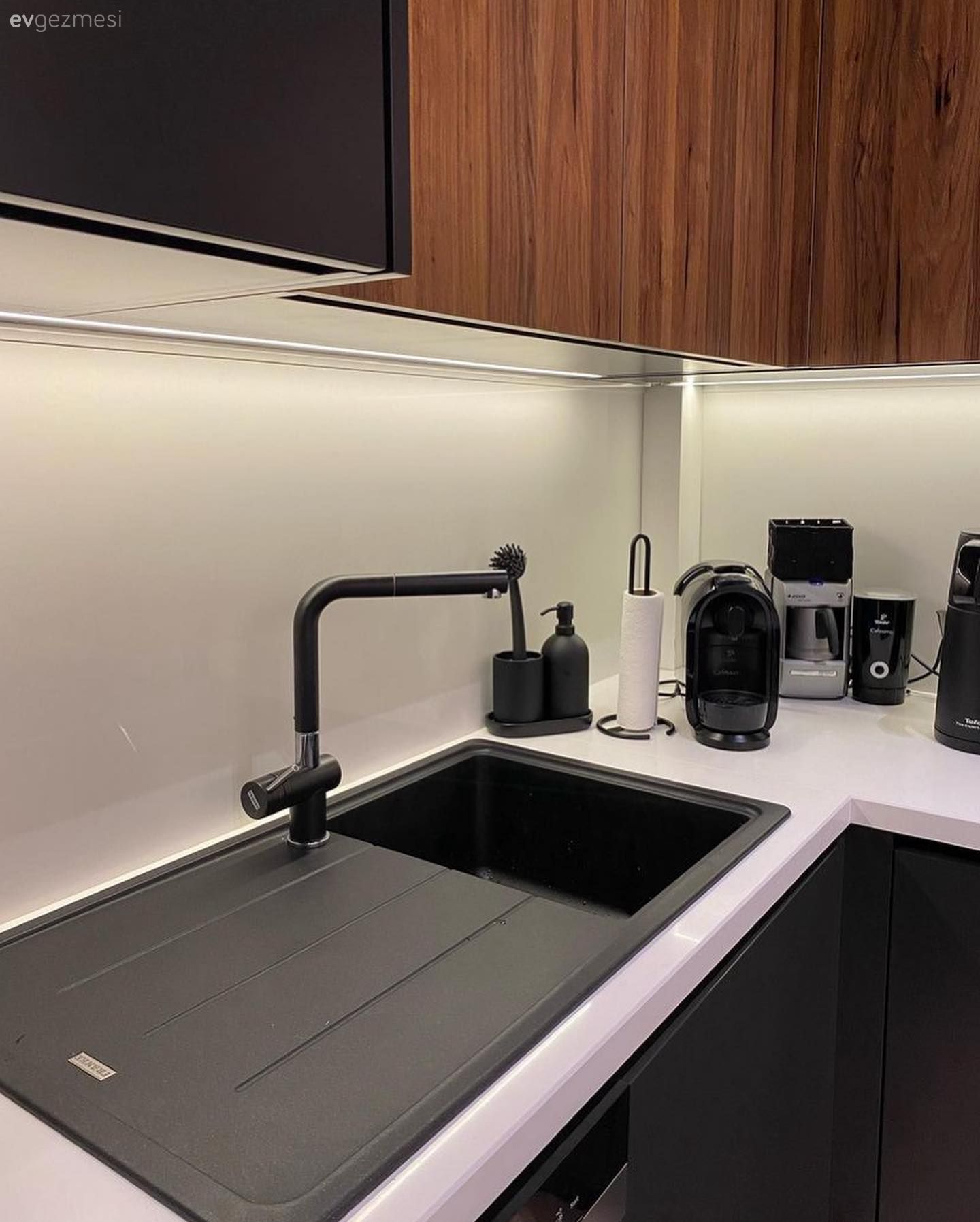 Siyah, Ahşap mutfak, Mutfak, Beyaz, Mutfak tezgahı, Mutfak tezgah arası, Kulpsuz mutfak dolabı, Eviye 