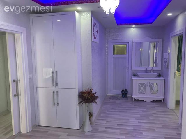 Beyaz, Hol, Lazer kesim kapı, Ayna, Spot aydınlatma, Aydınlatma, Yapay çiçekler, Led aydınlatma, Vestiyer, Avize, Banyo lavabosu