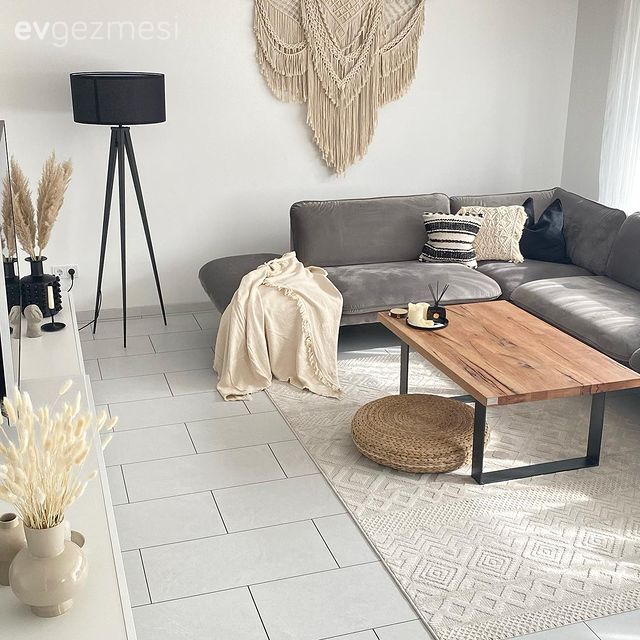 Salon, Bohem Dekorasyon, İskandinav, Gri, Köşe koltuk, Koltuk takımı, Orta sehpa, Sehpa, Halı, Salon halısı, Hasır puf, Sandalye, Jüt halı, Makrome, Kırlent, Ev tekstili, Lambader, Aydınlatma, Pampas otu