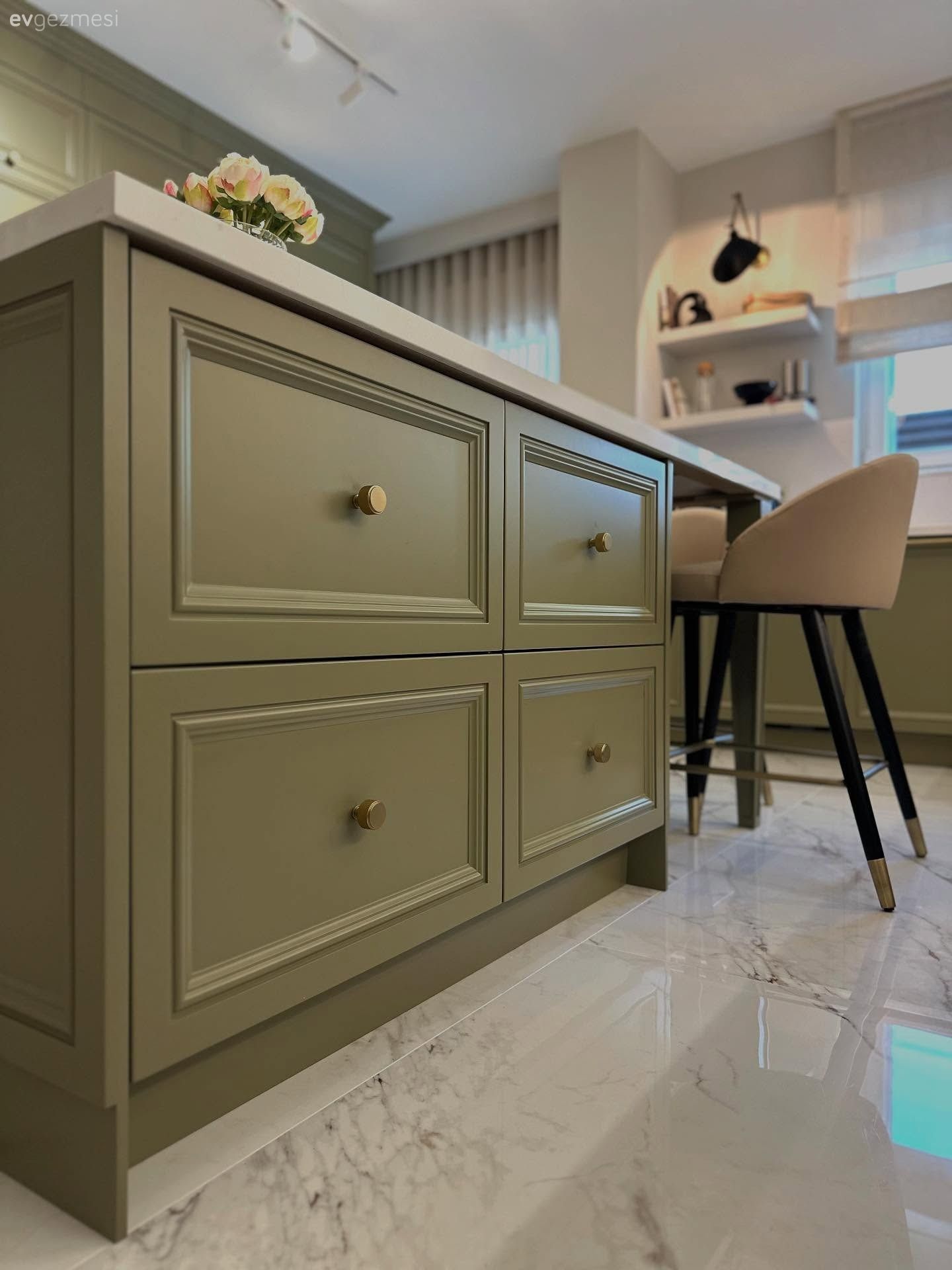 Yeşilin Belirgin Olduğu Bu Mutfakta Zıtlıkların Uyumu Var