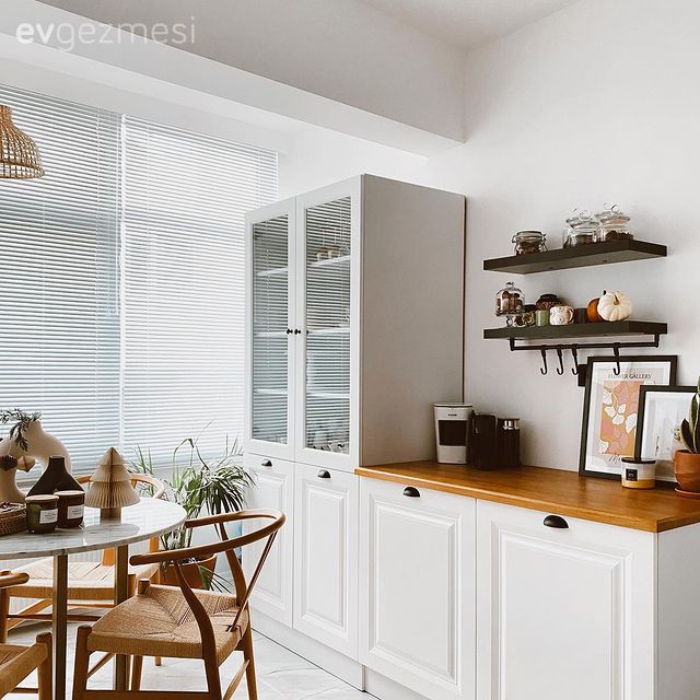 Mutfak, Beyaz, Beyaz ve ahşap mutfak, Kahve köşesi, Hasır avize, Hasır sandalye, Mutfak masası, Shaker kapaklı dolaplar, Mutfak rafı, Mutfak aksesuarları, Metro seramik, Seramik