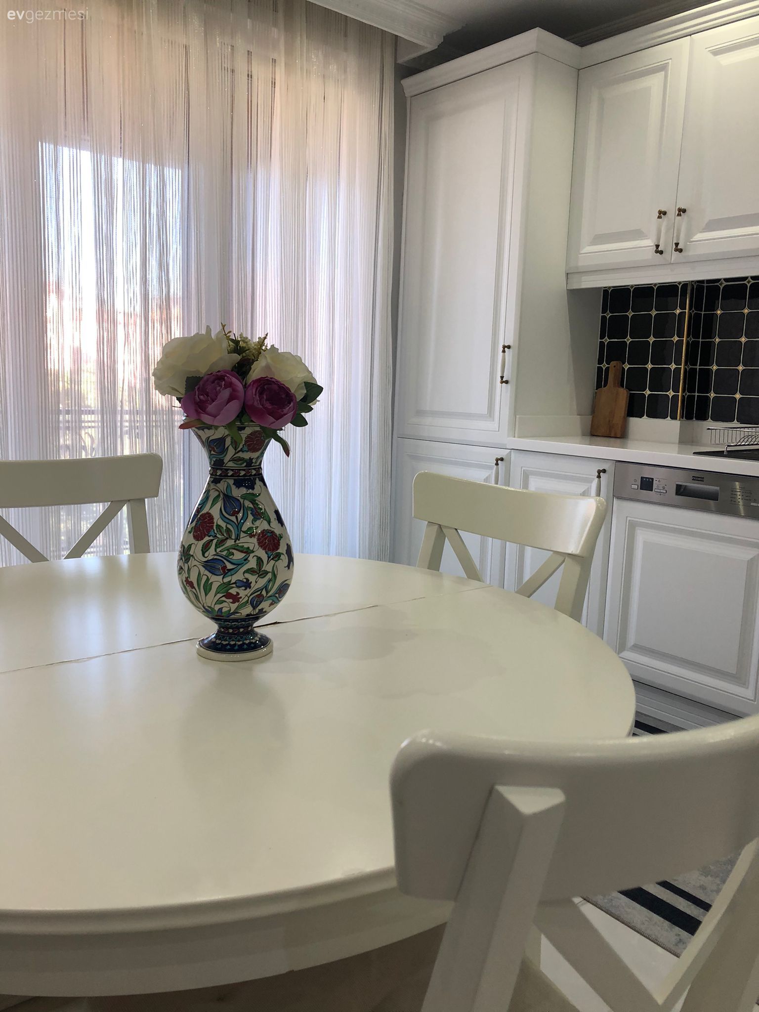 Bu İstanbul Evinde Modern Tasarımlara Hafif Işıltılar Eşlik Etmiş