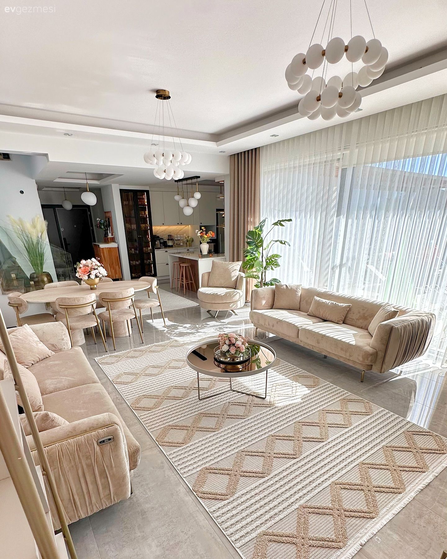 Ferahlık ve Şıklıkla Kuşanan Bu Salonda Eksik Yok