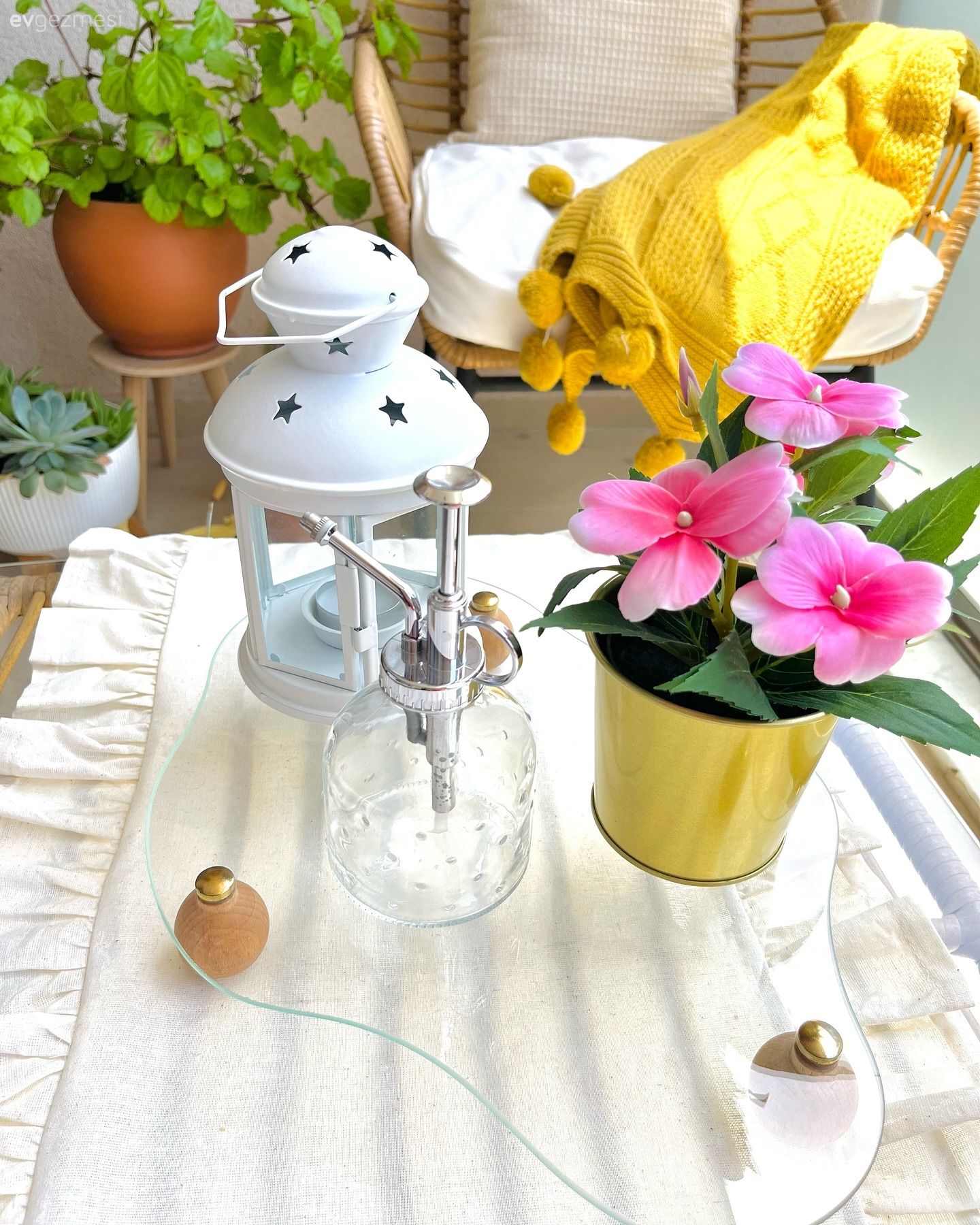 Bu Neşeli Balkon Her Bakanın Modunu Yükseltmeyi Amaç Edinmiş!