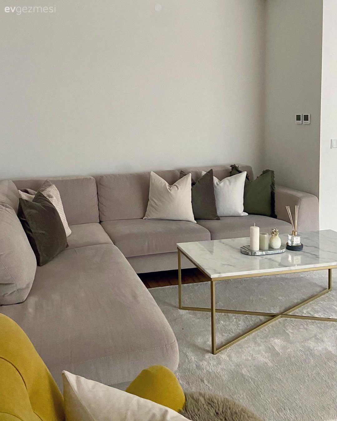 Salon, Köşe koltuk, Koltuk takımı, Bej, Sarı, Altın, Orta sehpa, Sehpa, Halı, Salon halısı, Kırlent, Ev tekstili