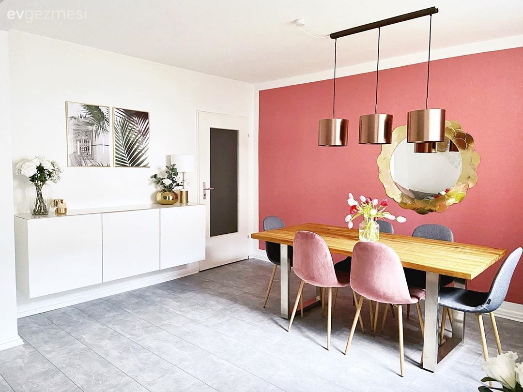 Yemek Odası, Pembe duvar, Modern, Altın, Beyaz, Yemek masası, Sandalye, Sarkıt, Aydınlatma, Bakır, Ayna, Konsol, Konsol üzeri dekoratif objeleri, Tablo, Duvar dekorasyonu, Vazo, Ev Aksesuar