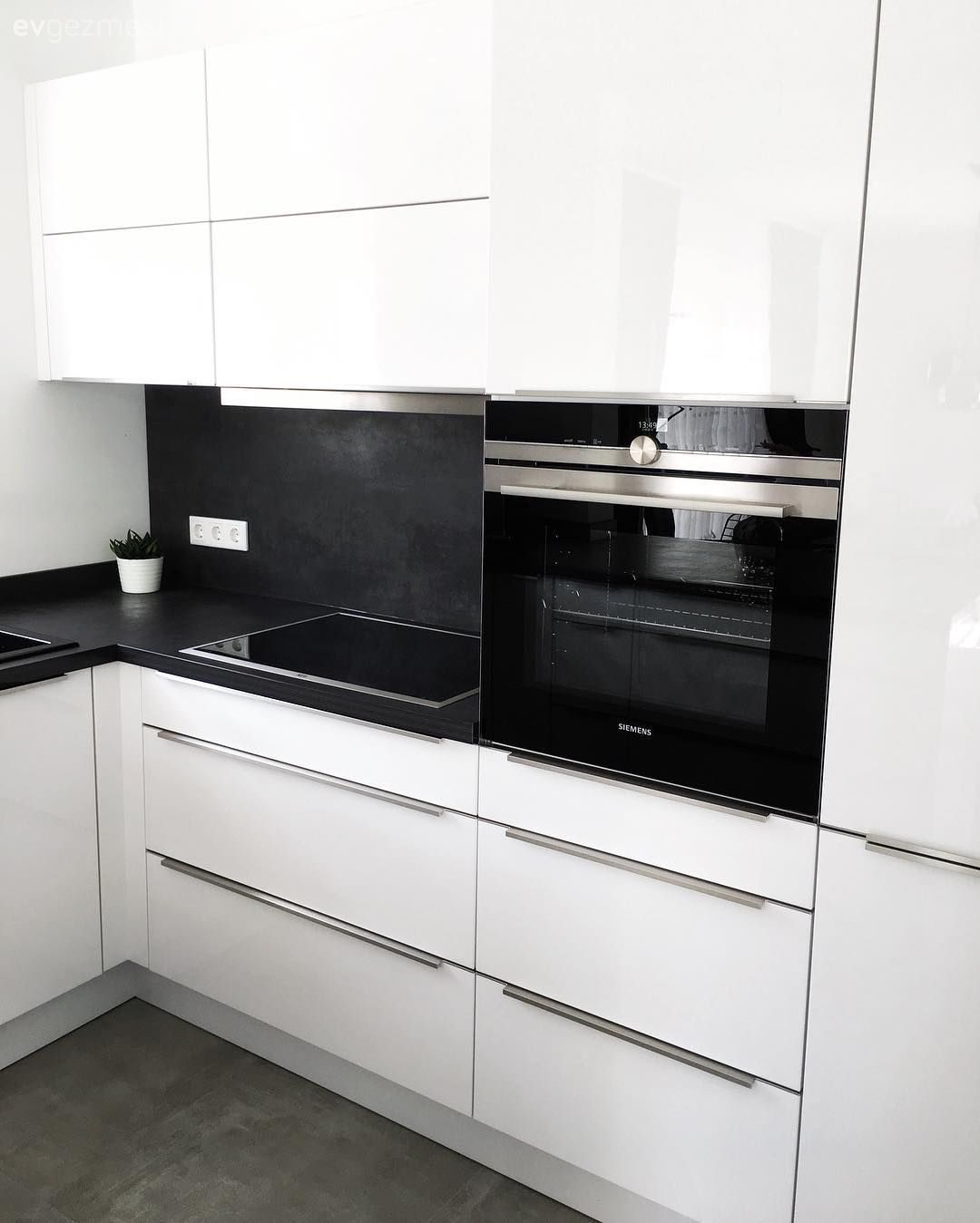 Amerikan Mutfak, Mutfak, Beyaz mutfak, Siyah tezgah, Mutfak tezgahı, Mutfak tezgah arası, Modern mutfak, Kulpsuz mutfak dolabı, Mutfak zemin seramikleri, Krom sarkıt, Cam Ankastre, Ankastre