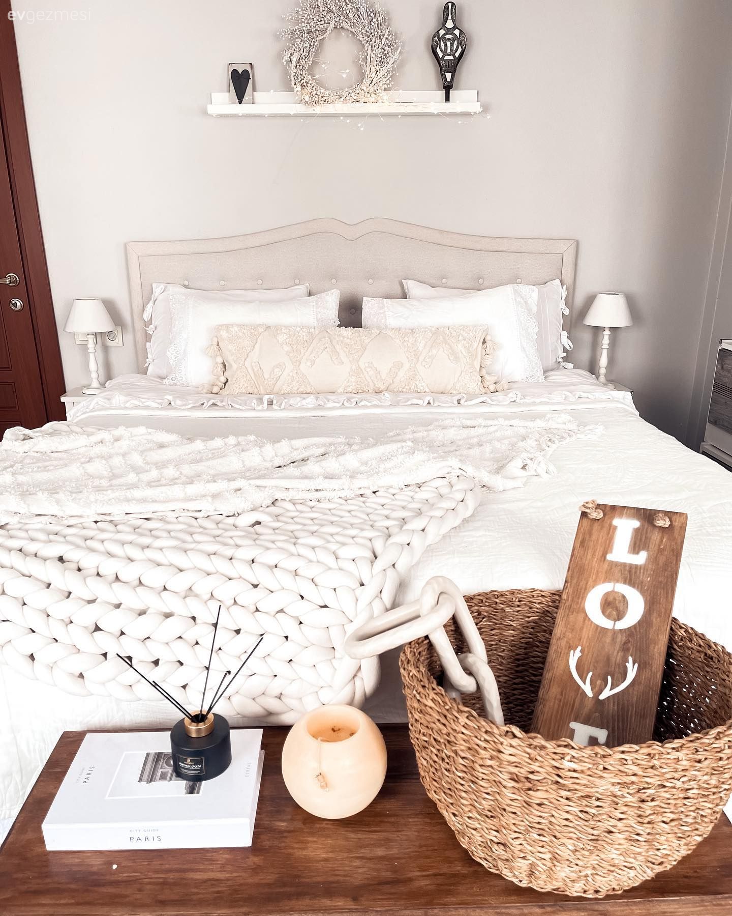 Yatak Odası, Beyaz, Krem, İskandinav, Yatak başlığı, Duvar rafı, Duvar dekorasyonu, Yatak örtüsü