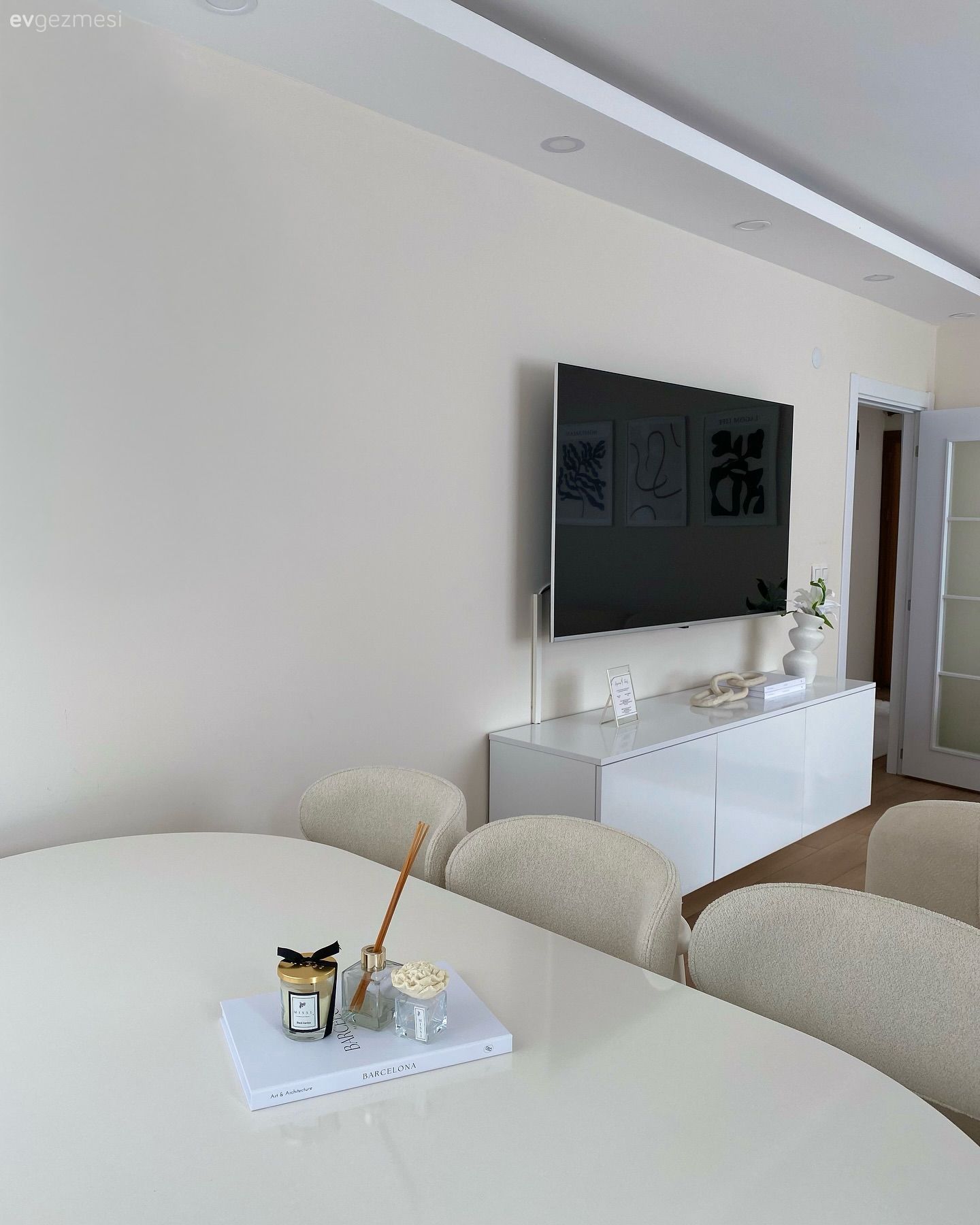 Minimalist Bu Evde Beyaz Olmazsa Olmaz Renklerin Başında