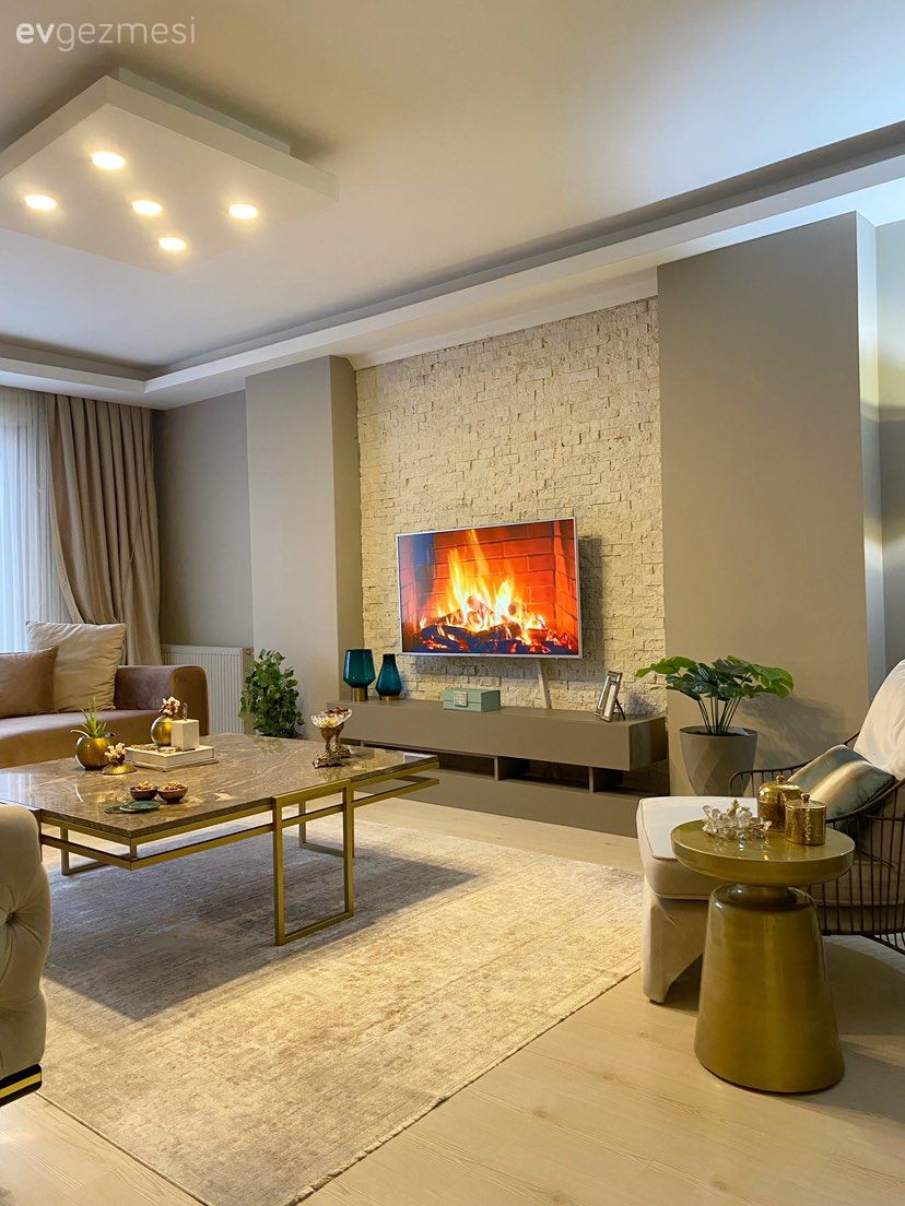 Salon, Modern, Beyaz, Bej, Krem, Altın, Tv ünitesi, Tv ünitesi aksesuarları, Ev Aksesuar, Taş duvar, Duvar dekorasyonu, Fon perde, Perde, Tül perde, Vizon, Kırlent, Ev tekstili, Orta sehpa, Sehpa, Halı, Salon halısı, Dekoratif Objeler, Saksı