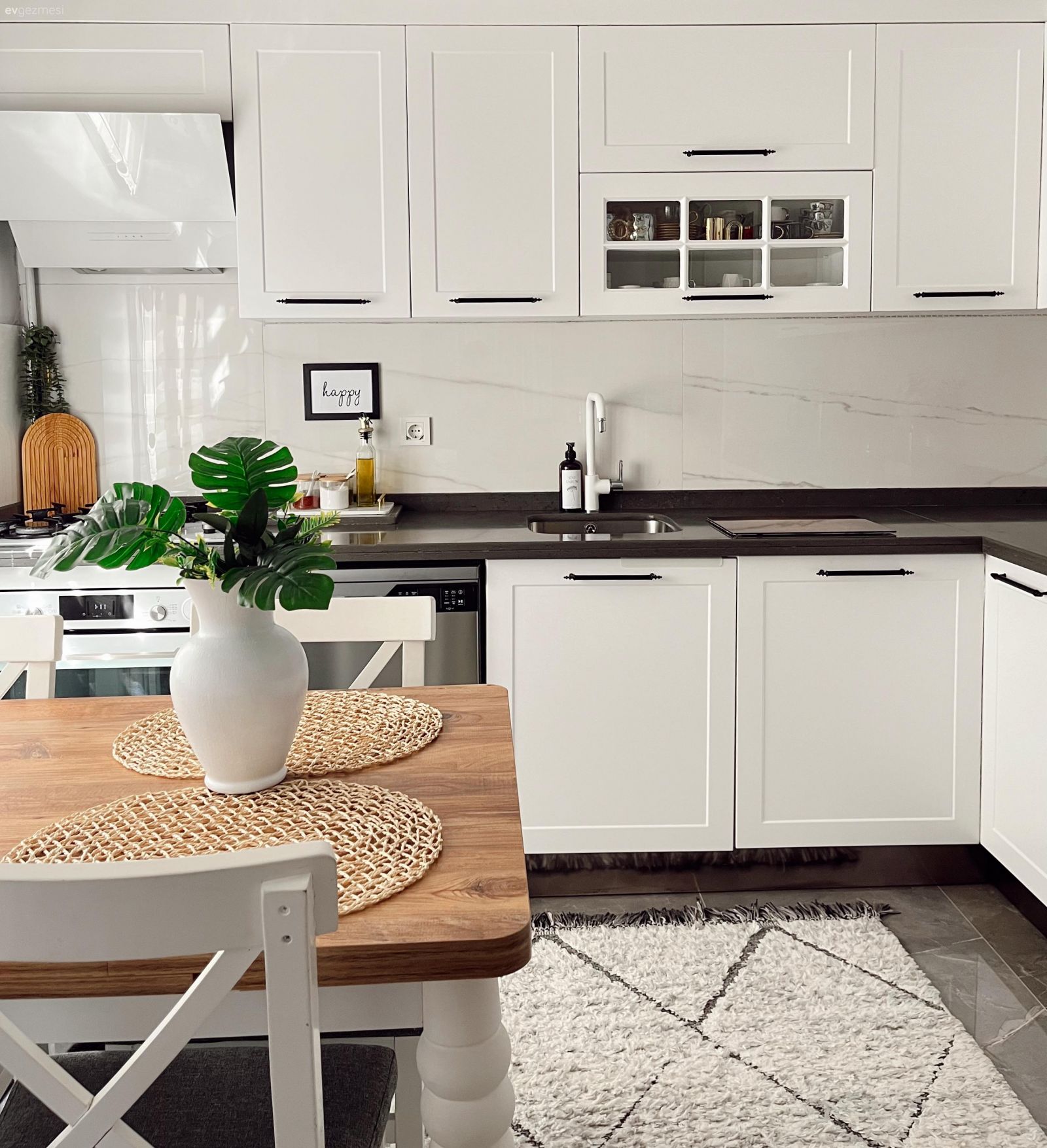 Mutfak, İskandinav, Beyaz, Siyah, Siyah tezgah, Mutfak tezgahı, Mutfak tezgah arası, Tezgah arası seramik, Halı, Sandalye, Mutfak masası