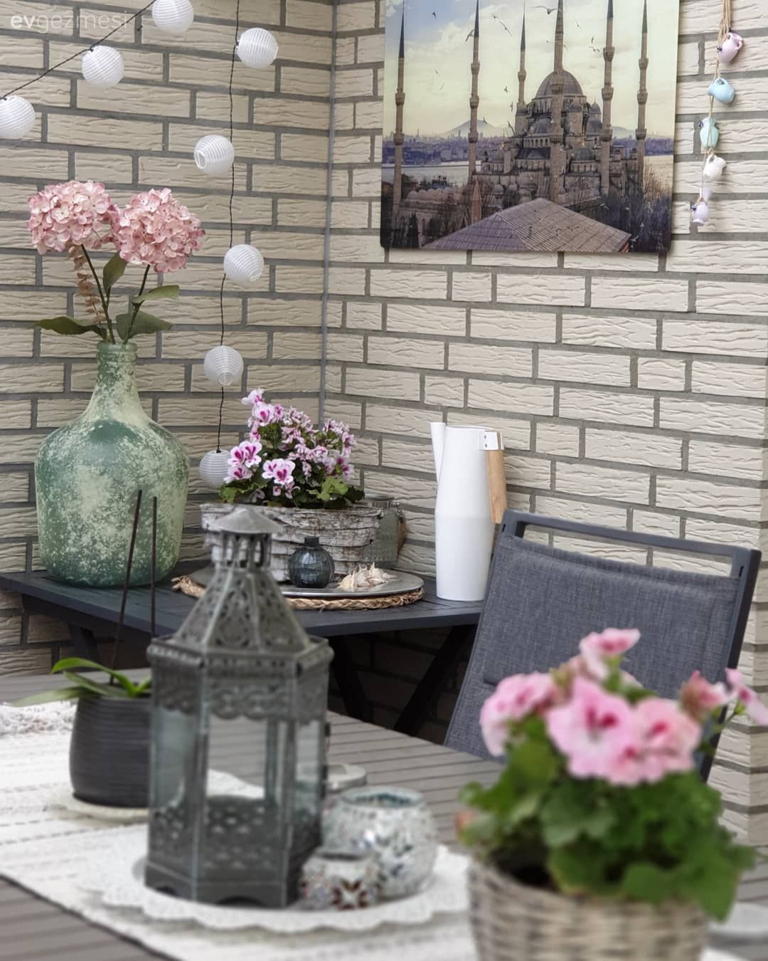 Balkon, Balkon oturma grubu, Kahverengi, Mavi, Balkon masası, Balkon duvar dekorasyonu, Balkon çiçekleri, Tablo, Duvar dekorasyonu