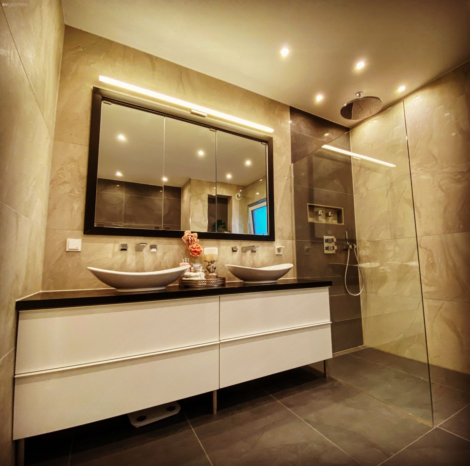 Banyo, Beyaz, Gri, Banyo dolabı, Banyo aynası, Banyo seramikleri