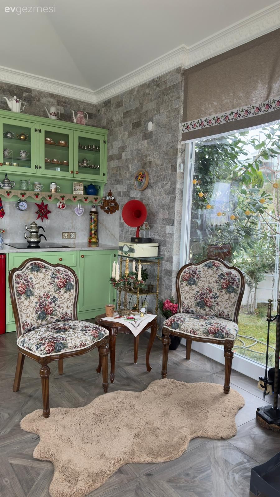 Bu Nostaljik Kış Bahçesinde Her Şey Cesurca Kullanılmış