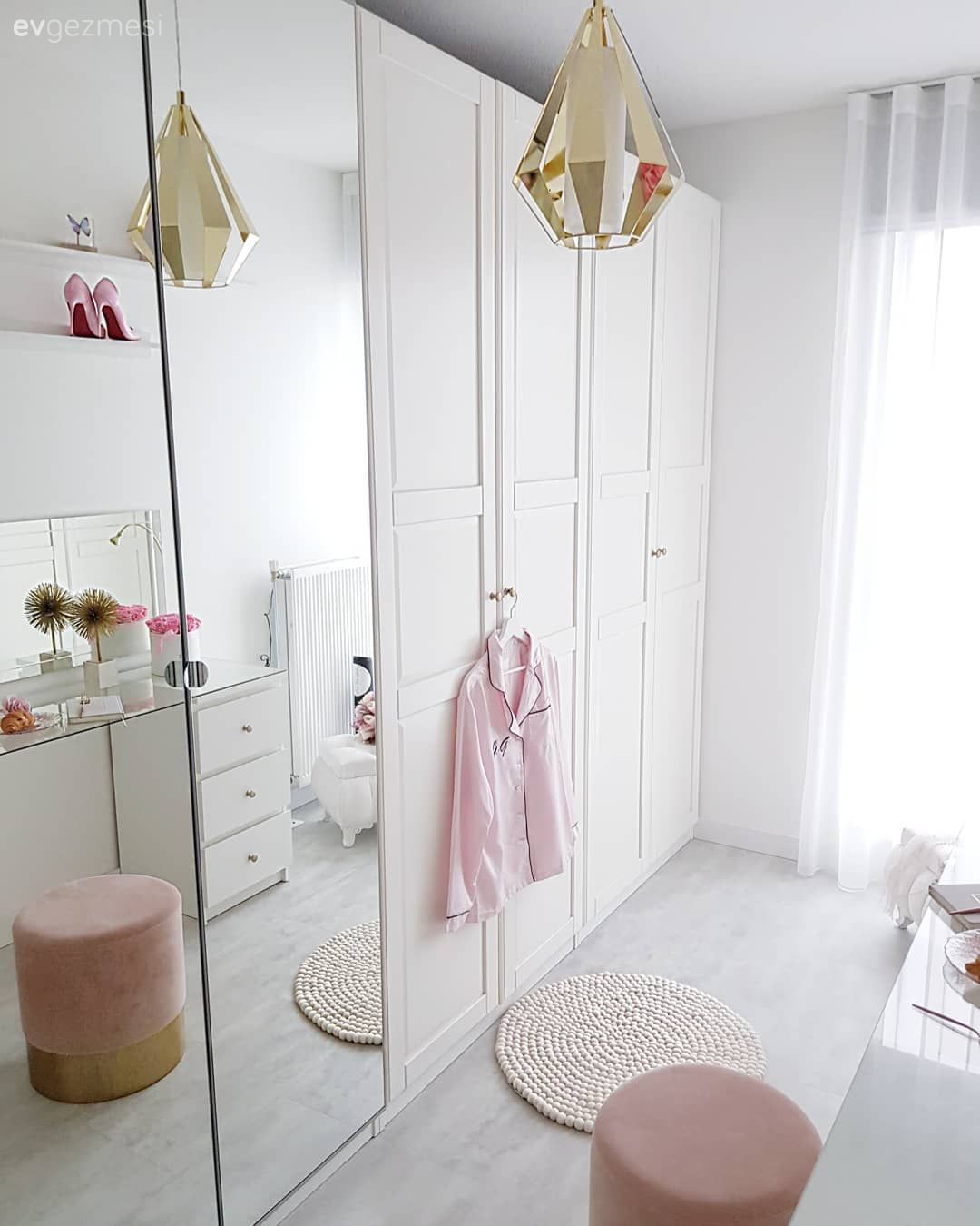 Bu Şık Evin Her Köşesinde Altının Işıltısı Var