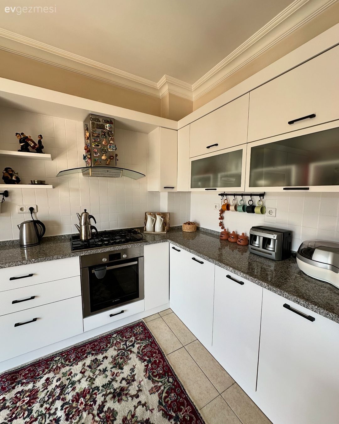 Beyaza Boyanan Bu Mutfak Etnik Halısıyla Dikkatleri Çekmiş!