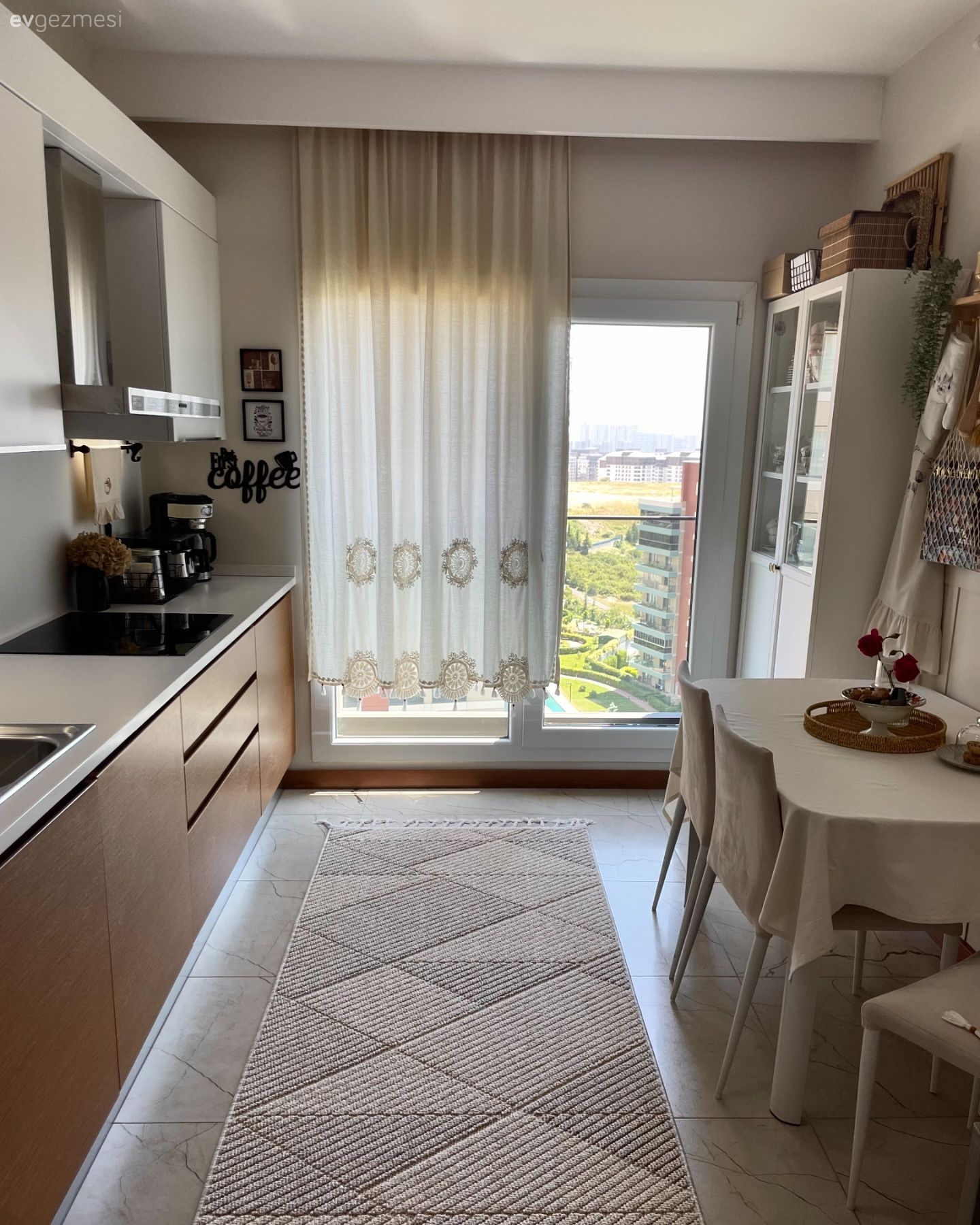 Ev Gezmesi: Duvar Tabaklarının Zarafetini Örneklendiren Bir Mutfak!