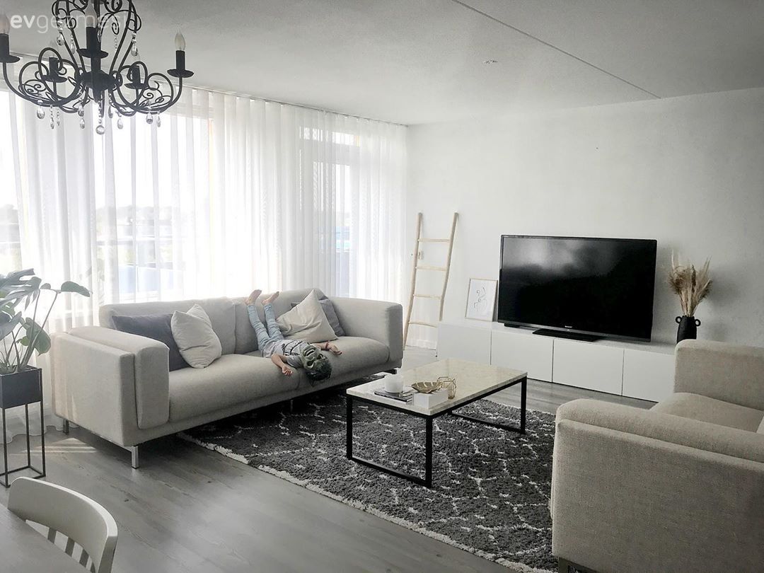 Ev Gezmesi: Minimalist Ferahlıkla Donanmış Bir Salon Dekoru