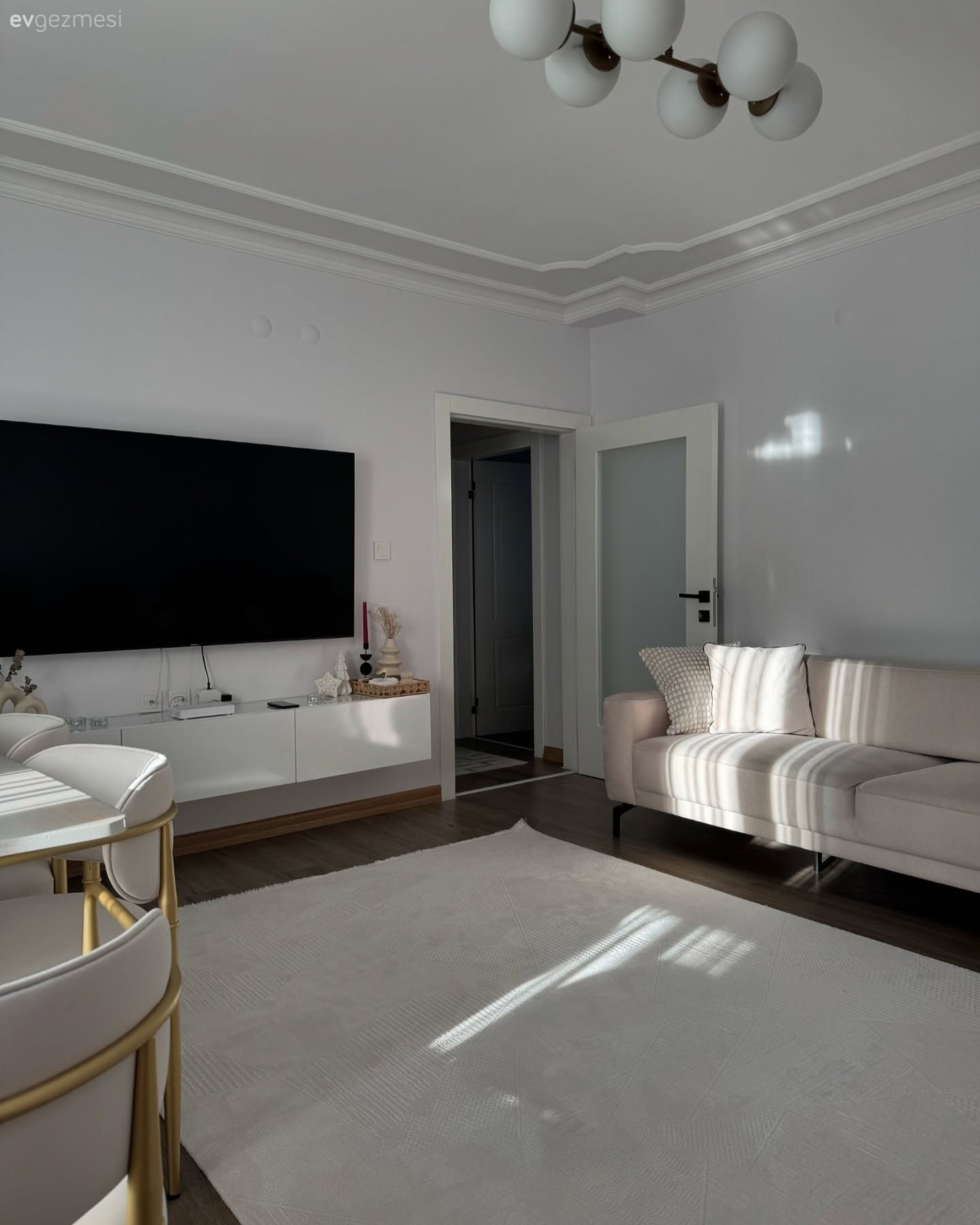 Bu Minimalist Ev Kendi Halinde Olmayı Seviyor