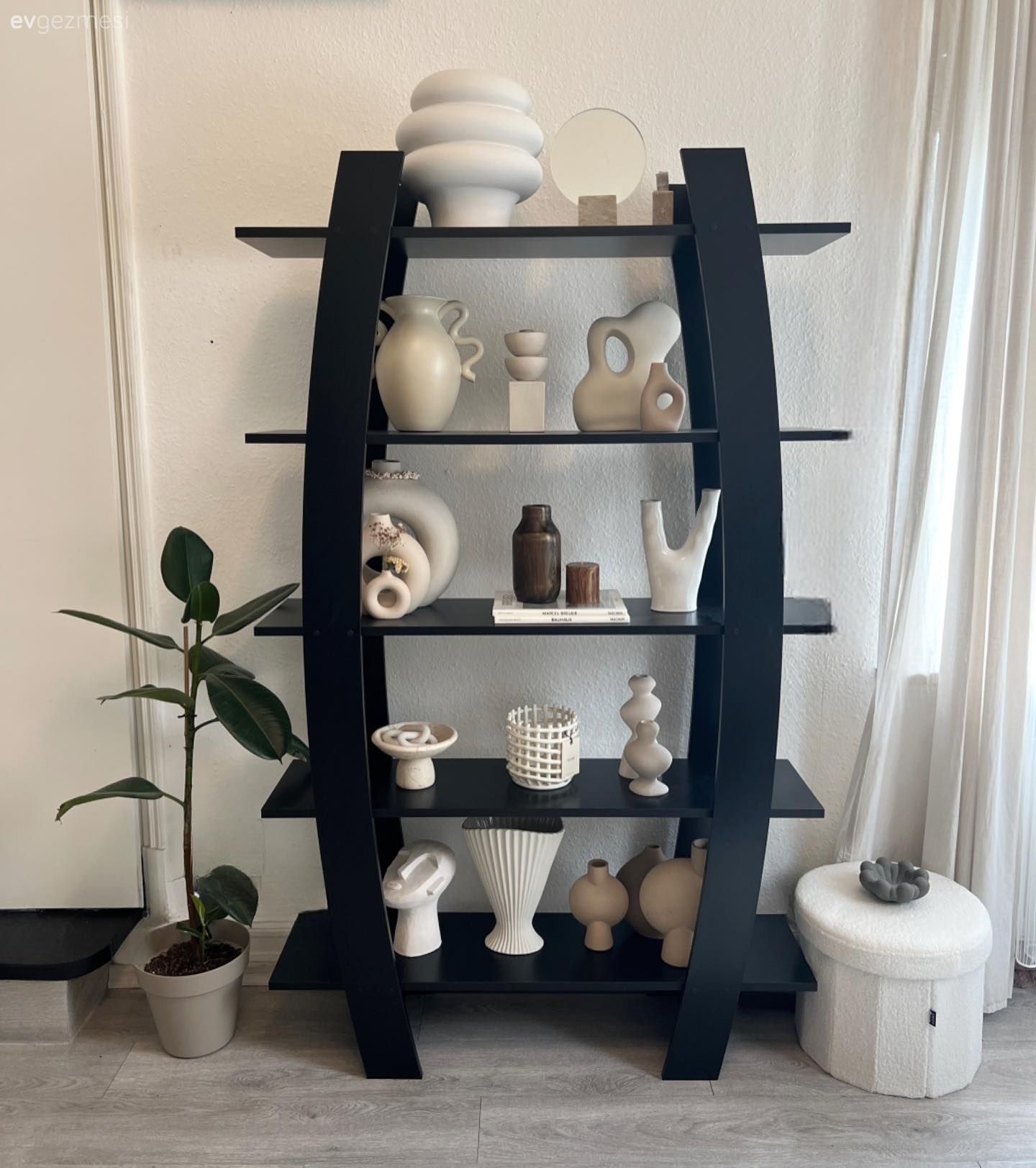 Açık raf, Duvar rafı, Ev bitkisi, Dekoratif Objeler, Tül perde, Perde