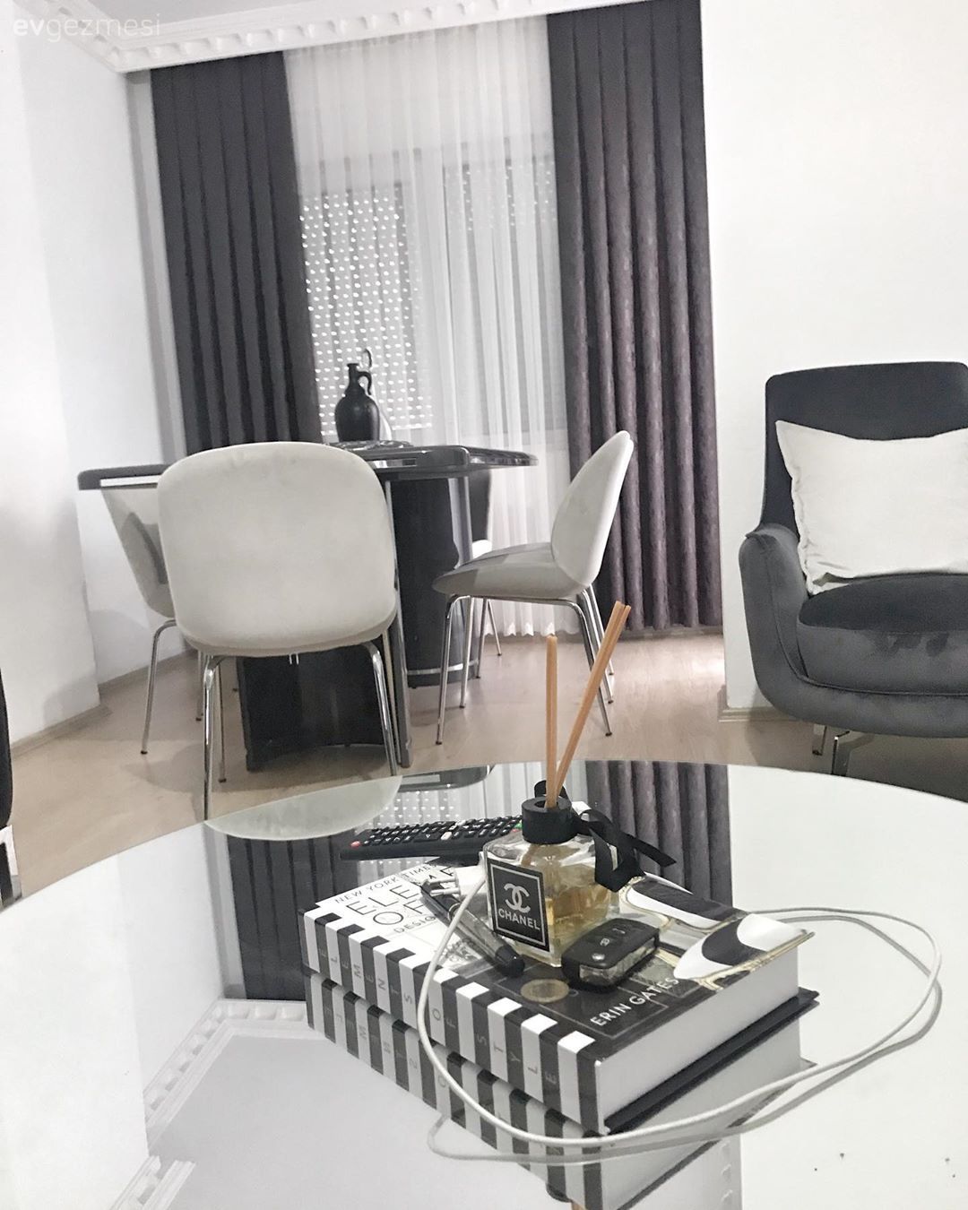 Modern Stiliyle Öne Çıkan Bu Salon Hem Çok Şık Hem De Rahat