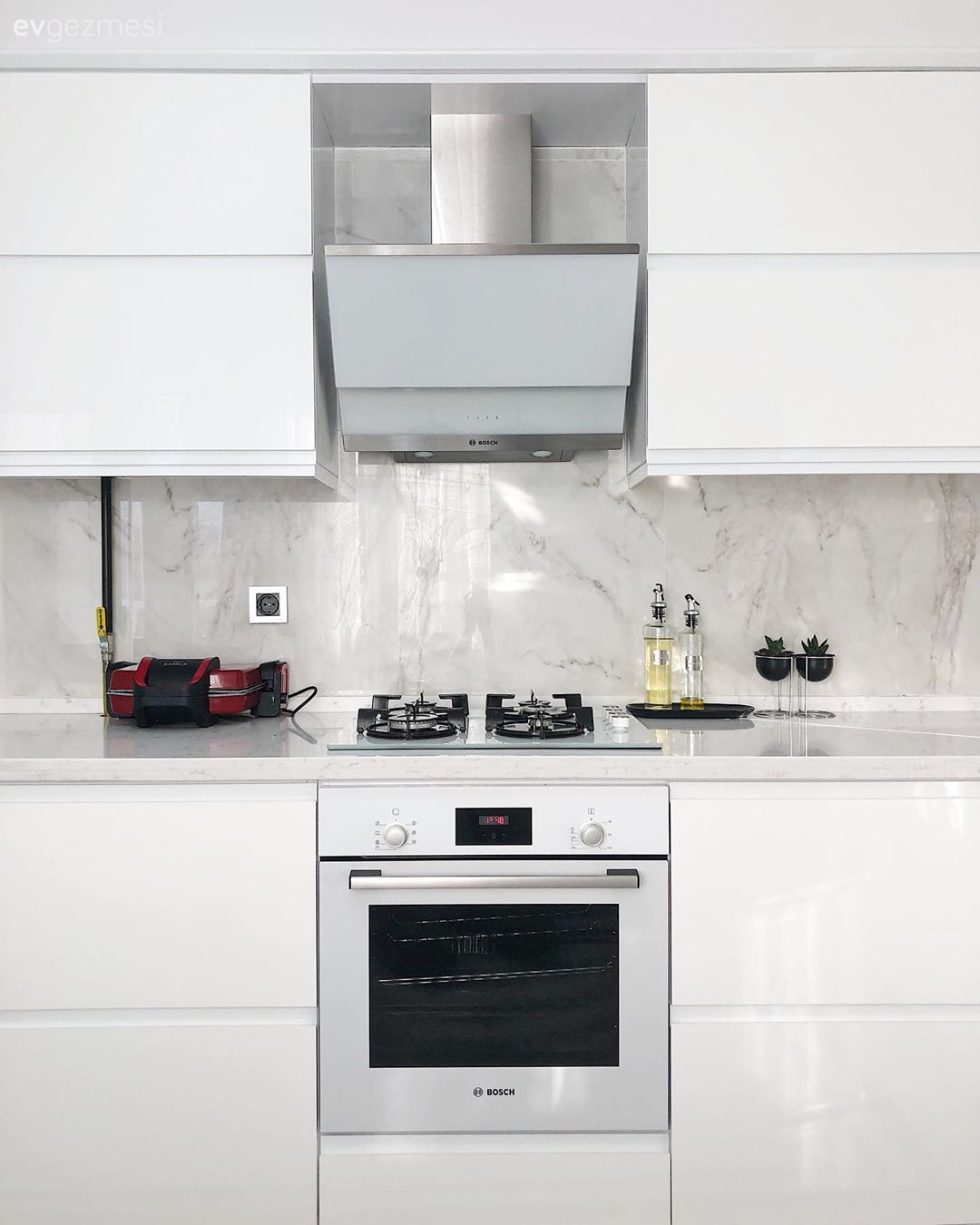 Mutfak, Beyaz mutfak, L-tipi mutfak, Beyaz, Siyah, Mutfak tezgahı, Mutfak tezgah arası, Davlumbaz, Ankastre, Modern mutfak, Kulpsuz mutfak dolabı