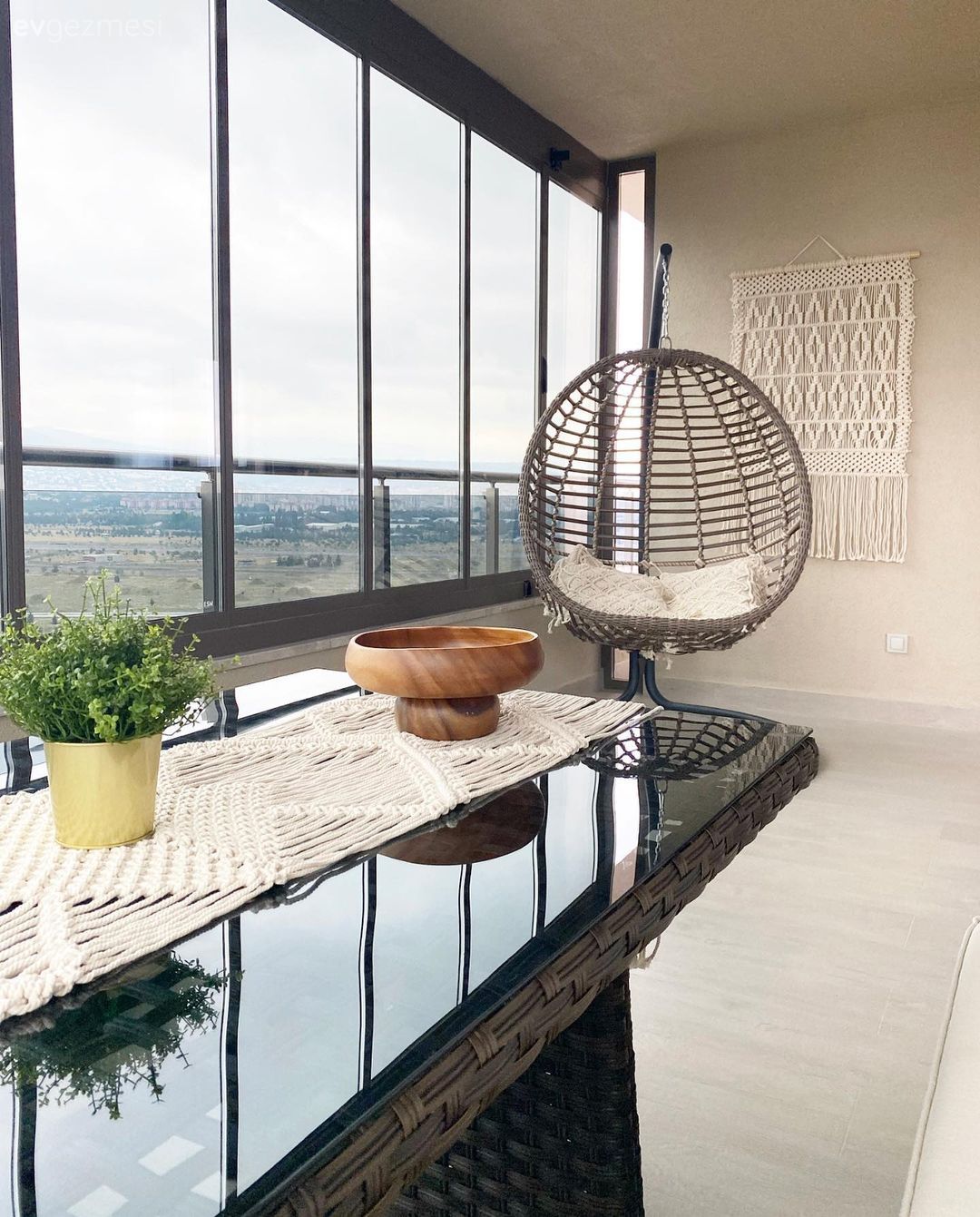 Kış bahçesi, Beyaz, Kahverengi, Siyah, Köşe koltuk, Koltuk takımı, Salıncak, Orta sehpa, Sehpa, Puf, Zemin seramikleri