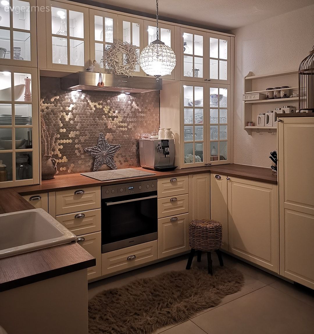 Amerikan Mutfak, Mutfak, Beyaz, Ayna tezgah arası, Mutfak tezgah arası, Shaker kapaklı dolaplar, Mutfak tezgahı, Ahşap mutfak tezgahı, Avize, Aydınlatma, Mutfak Avize Modelleri, Ankastre, Davlumbaz, Eviye , Açık raf, Duvar rafı, Tabure, Mutfak halısı