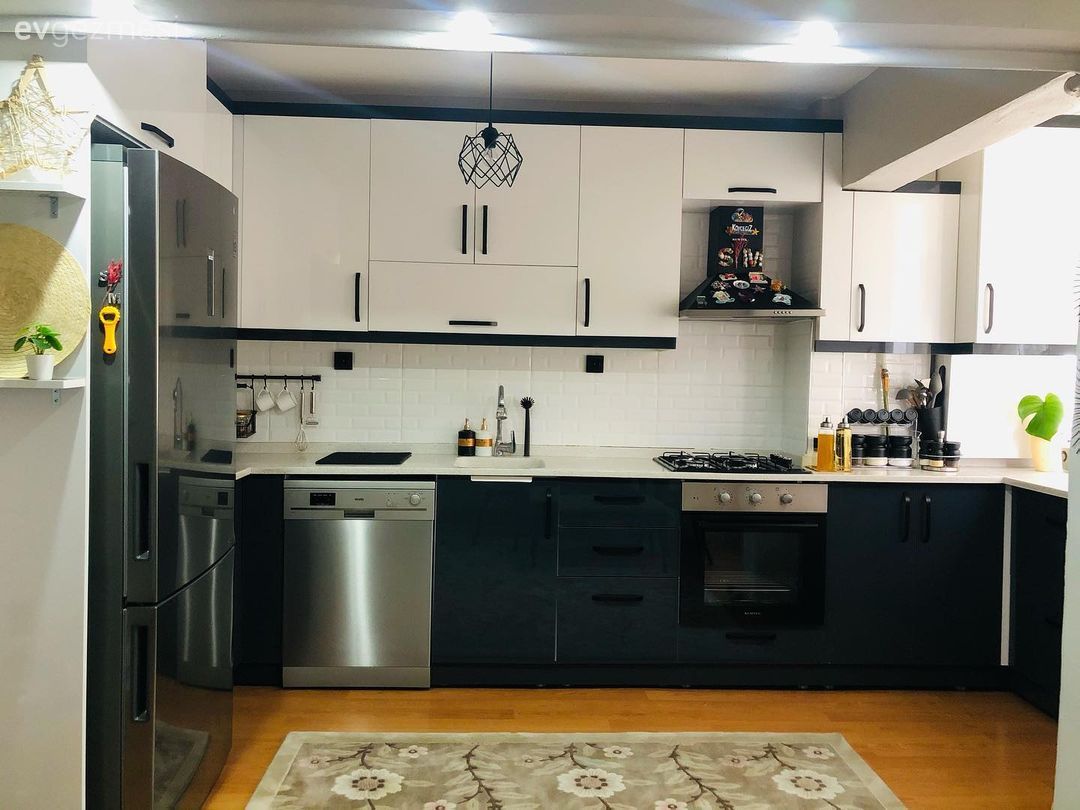 Mutfak, Beyaz, Siyah, Modern mutfak, Mutfak tezgahı, Mutfak tezgah arası, Mutfak Avize Modelleri, Ev bitkisi, Ankastre, Mutfak halısı