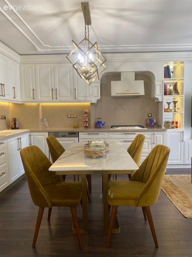 Mutfak, Beyaz, Hardal, Altın, Shaker kapaklı dolaplar, Mutfak tezgahı, Mutfak tezgah arası, Tezgah arası doğal taş, Parke, Davlumbaz, Avize, Aydınlatma, Mutfak aksesuarları, Mutfak Avize Modelleri, Mutfak televizyonu, Mutfak masası, Sandalye