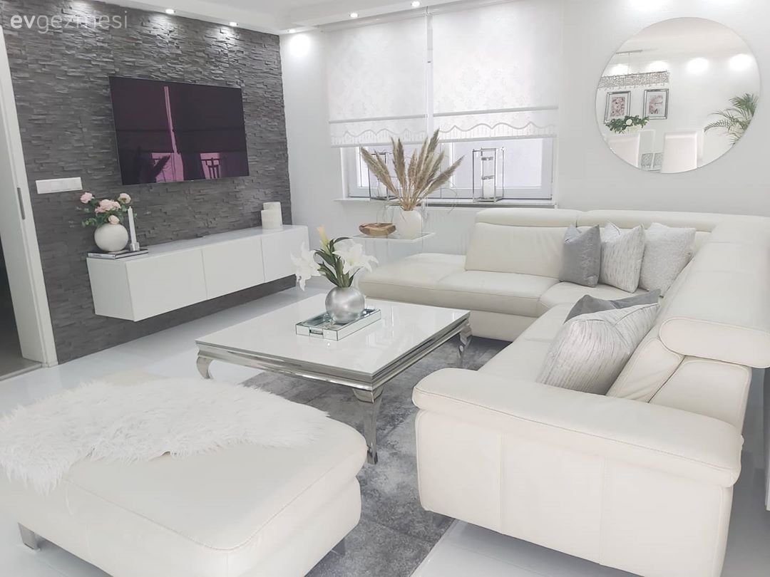 Salon, Modern, Beyaz, Bej, Krem, Köşe koltuk, Koltuk takımı, Puf, Halı, Salon halısı, Orta sehpa, Sehpa, Vazo, Ev Aksesuar, Pampas otu, Katlamalı perde, Perde, Kırlent, Ev tekstili, Ev bitkisi, Duvar dekorasyonu, Gri, Çiçekler, Yuvarlak ayna, Dekoratif ayna, Taş duvar, Tv ünitesi, Tv ünitesi aksesuarları