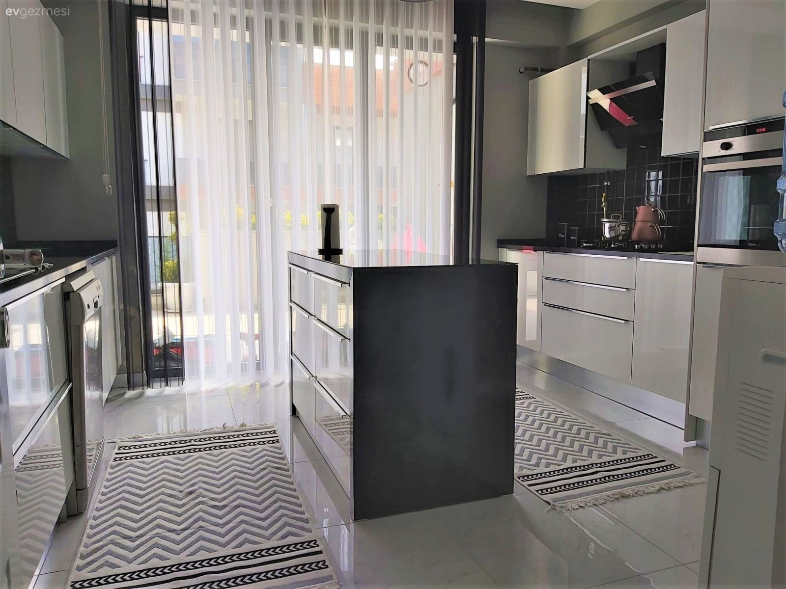 Mutfak, Beyaz, Siyah, Modern mutfak, Ada mutfak, Mutfak tezgahı, Mutfak tezgah arası, Tezgah arası seramik, Ankastre, Mutfak zemin seramikleri, Mutfak halısı, Mutfak perdesi, Siyah tezgah