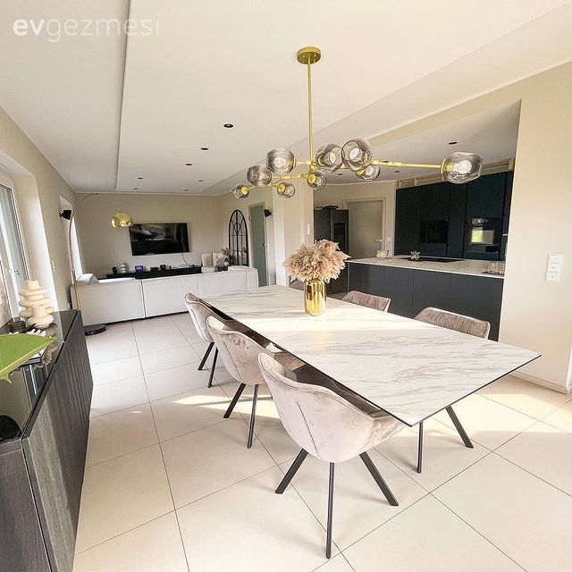 Açık konsept yaşam alanı, Beyaz, Siyah, Yemek masası, Sandalye, Avize, Aydınlatma, Yemek odası avizesi, Amerikan Mutfak, Mutfak, Ankastre, Mutfak Avize Modelleri