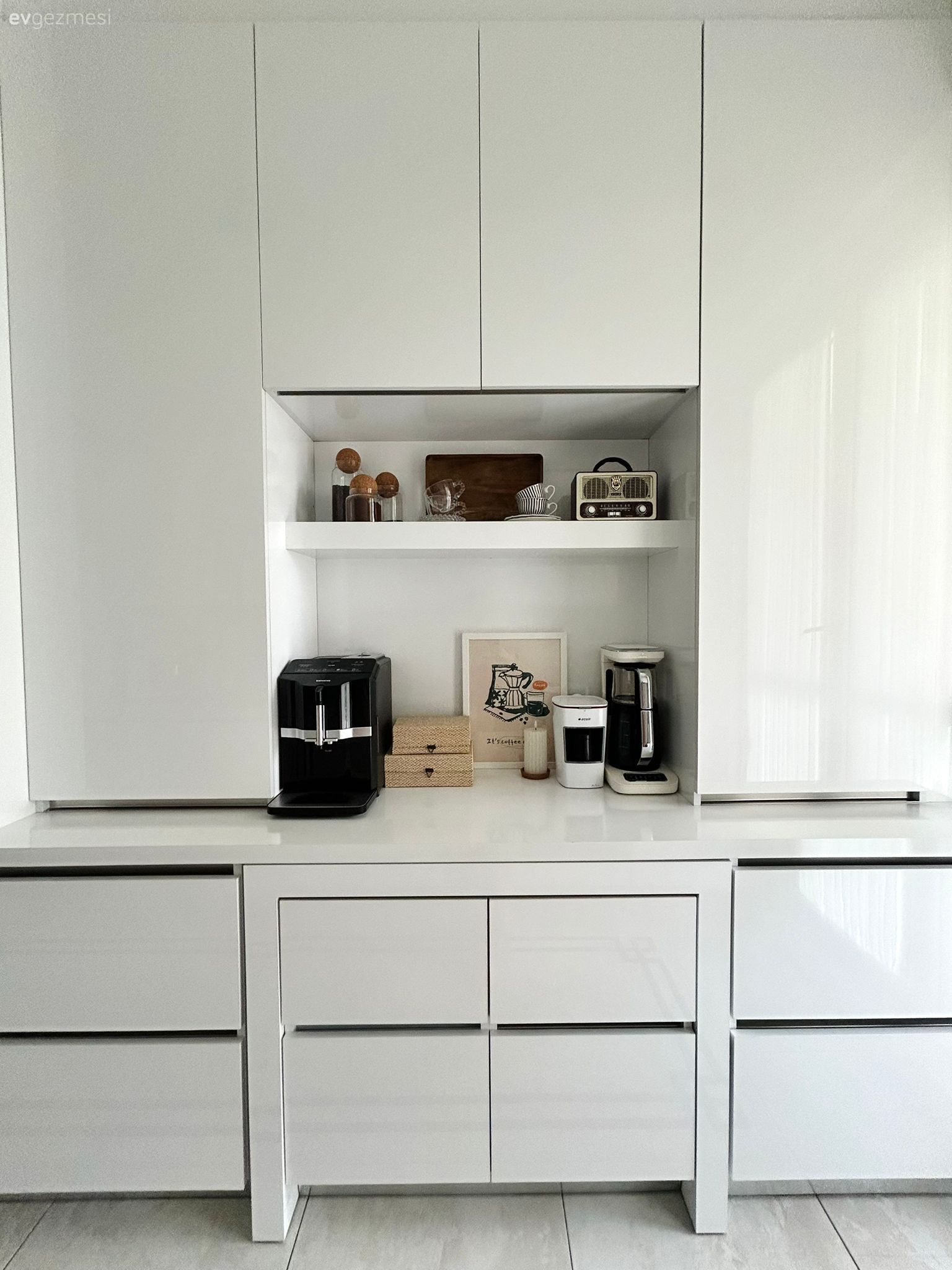 Beyaz ve Siyahı Baş Tacı Eden Bu Ev Zamansız Bir Görünüm Sunuyor!