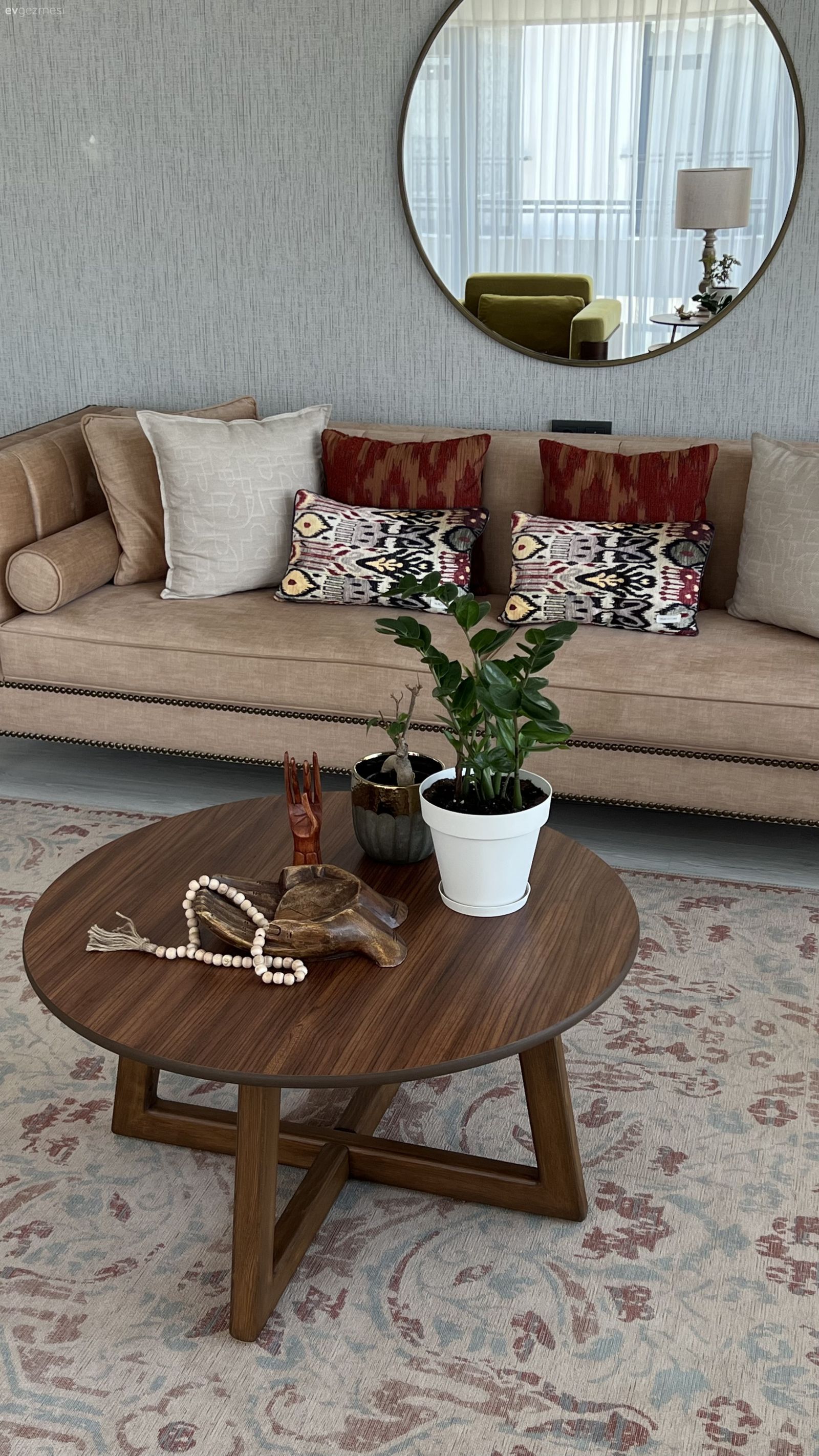 Popüler Trendlere Meydan Okuyan Midimalist Bir Afyon Evi