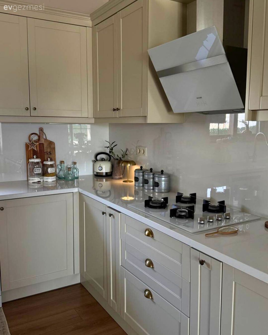 Country, Mutfak, Gri, Bej, Beyaz, Shaker kapaklı dolaplar, Mutfak tezgahı, Mutfak tezgah arası, Davlumbaz, Cam ocak, Cam Ankastre, Mutfak aksesuarları