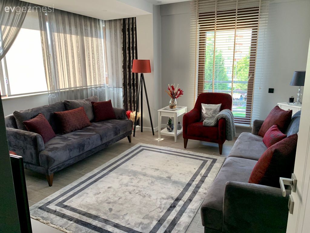 Oturma Odası, Gri, Modern, Kırmızı, Beyaz, Koltuk takımı, Berjer, Halı, Tül perde, Perde, Lambader, Aydınlatma, Kırlent, Ev tekstili, Yan sehpa, Sehpa