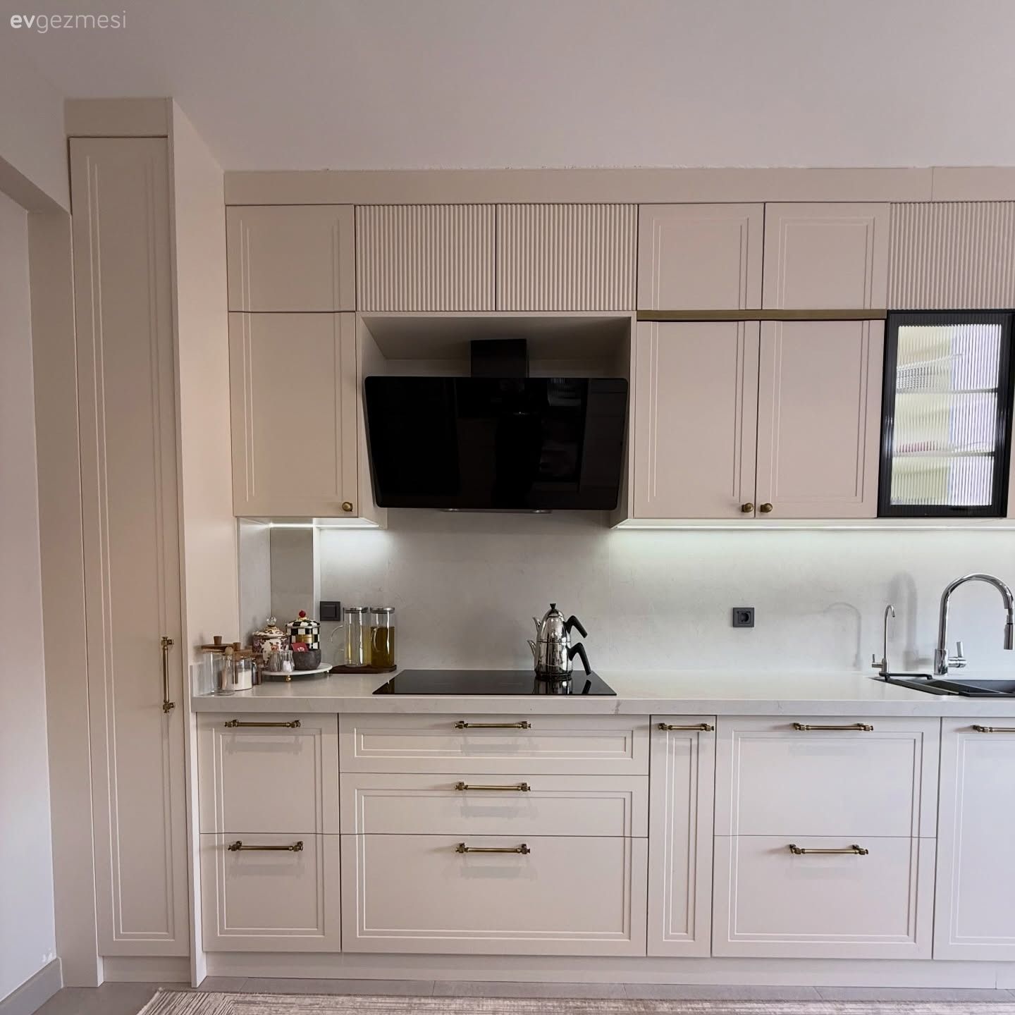 Mutfak, Modern mutfak, Beyaz, Siyah, Mutfak tezgahı, Mutfak tezgah arası, Shaker kapaklı dolaplar, Lambri, Ankastre, Cam kapaklı dolap, Mutfak aksesuarları, Davlumbaz, Elektrikli Ocak, Cam Ankastre, Eviye , Mutfak bataryası