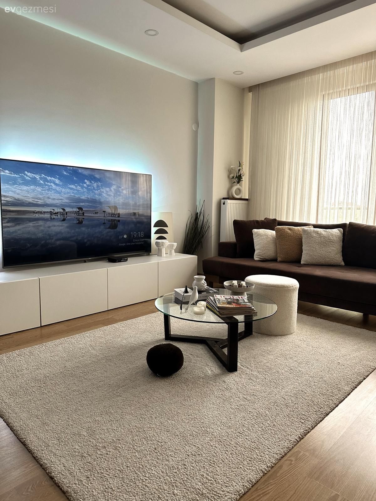 Salon, Modern, Beyaz, Kahverengi, Tül perde, Perde, Koltuk takımı, Kırlent, Ev tekstili, Halı, Salon halısı, Cam orta sehpa, Orta sehpa, Dekoratif Objeler