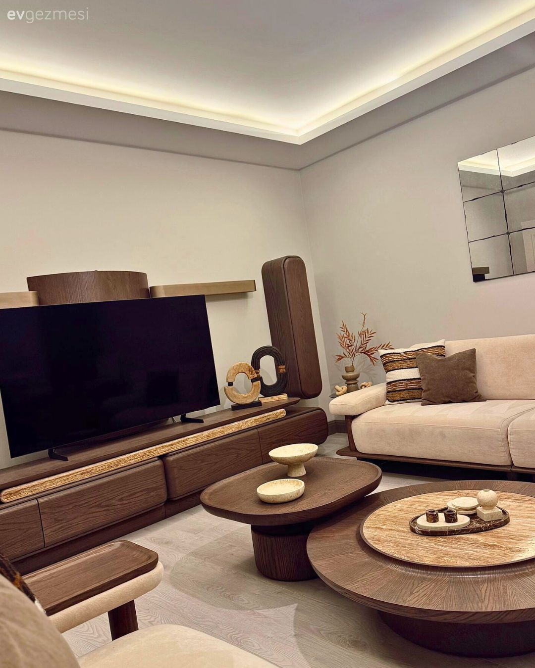 Ahşap Mobilya, Tv ünitesi, Tv ünitesi aksesuarları, Ev Aksesuar, Koltuk takımı, Ayna, Orta sehpa, Sehpa, Kırlent, Ev tekstili, Dekoratif Objeler, Kahverengi, Krem