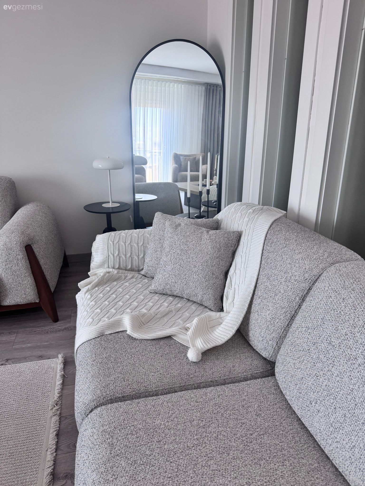 Boy aynası, Ayna, Gri, Bej, Beyaz, Koltuk takımı, Halı, Salon halısı, Dekoratif Objeler