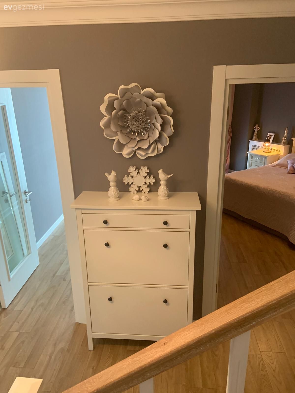 Antre, Beyaz, Gri duvar, Dresuar, Duvar panosu, Duvar dekorasyonu, Dekoratif Objeler