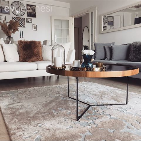 Salon, Modern, Gri, Beyaz, Koltuk takımı, Orta sehpa, Sehpa, Metal ayaklı sehpa, Halı, Salon halısı, Duvar saati, Duvar dekorasyonu, Vazo, Ev Aksesuar, Pampas otu, Ayna, Kırlent, Ev tekstili, Sehpa üstü aksesuarı, Siyah