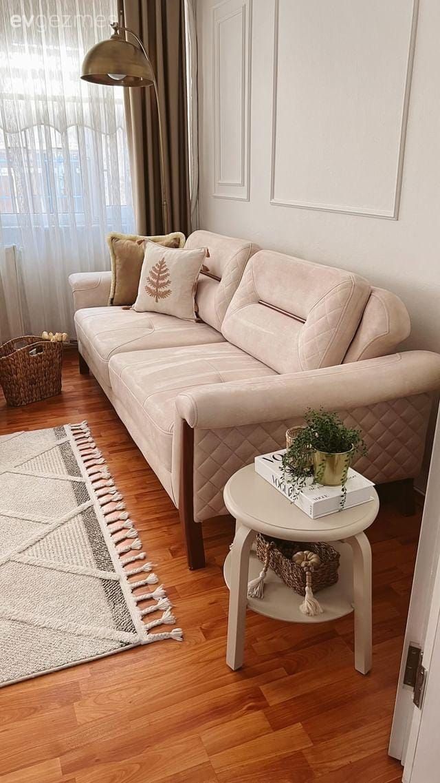 Salon, Beyaz, Bej, Krem, Koltuk takımı, Duvar çıtalama, Duvar dekorasyonu, Kahverengi, Tül perde, Perde, Lambader, Aydınlatma, Halı, Yan sehpa, Sehpa, Parke