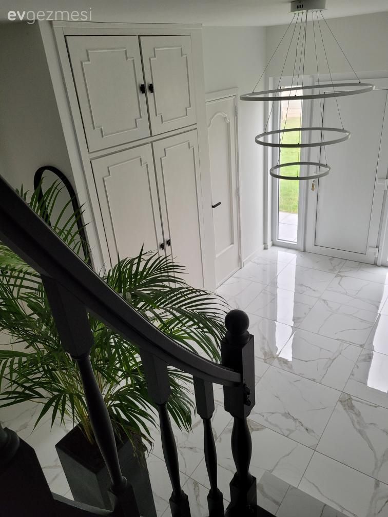 Bu Modern Evde Parlak Yüzeyler Evin Tamamını Kaplamış!