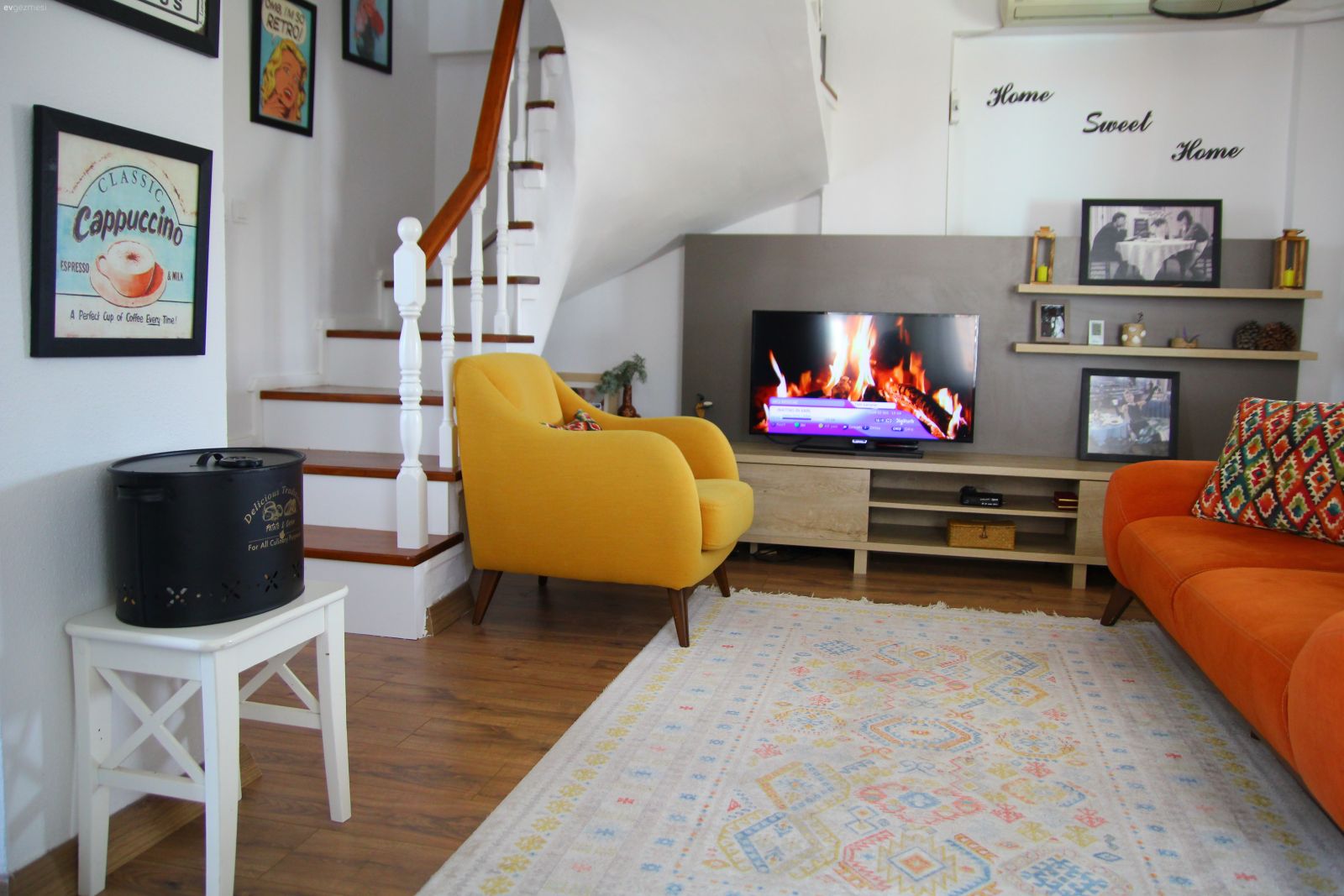Salon, Dubleks evler, Bohem Dekorasyon, Beyaz, Sarı, Turuncu, Berjer, Koltuk takımı, Halı, Salon halısı, Merdiven, Tv ünitesi, Parke, Çerçeve, Kırlent, Ev tekstili