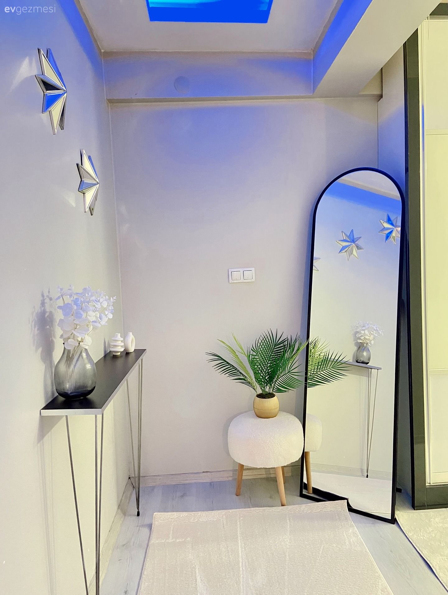 Lacivert ve Krem Uyumu Bu Evin Karakterini Belirleyen Detay