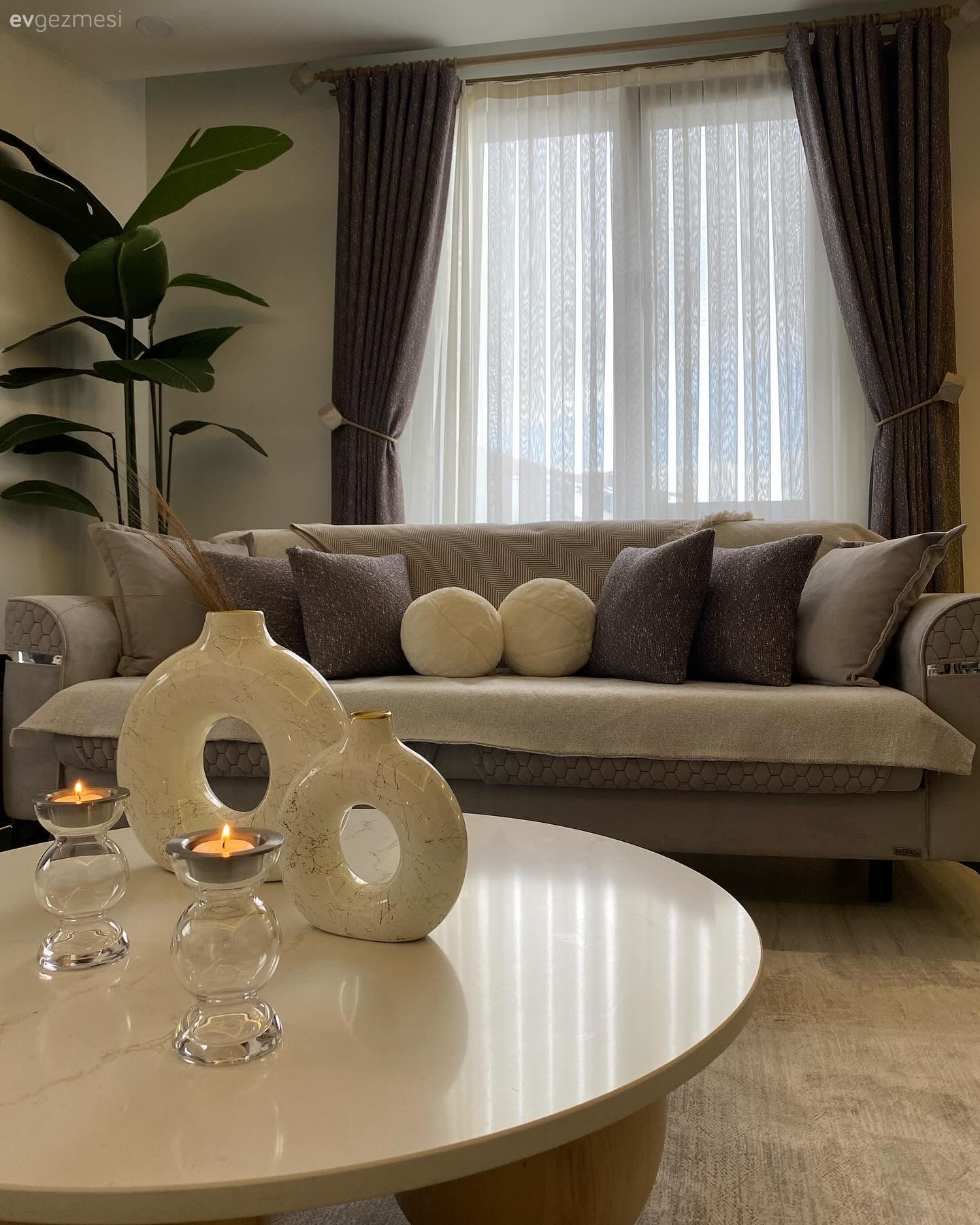 İstanbul'daki İki Katlı Bu Evde Duvarlar Odak Noktası!