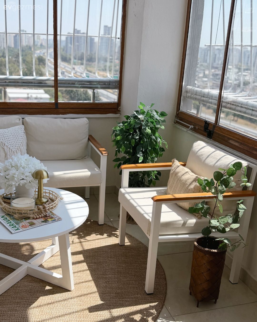 Balkon, Bohem Dekorasyon, Krem, Bej, Balkon oturma grubu, Balkon masası, Ev bitkisi, Balkon halısı, Jüt halı, Halı, Balkon duvar dekorasyonu